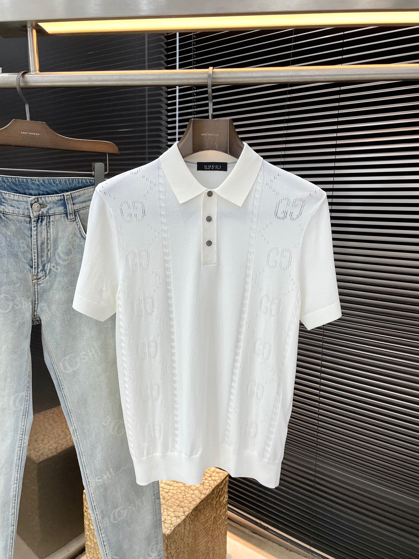 NO:517912,P Gucci (Gucci) has the latest POLO short sleeves in spring and summer 2025, using the latest Yilit fabric, soft feel, soft and comfortable ingredients, classic design style, special customization, simple cutting method splicing, reflecting the extraordinary craftsmanship of workers, full of high-end fashion sense!  The style is quite good at casual and versatile. Size M-3XL, gucci, gucci, T-shirt, alexander wang19860909P  Gucci（古驰）2025春夏最新款POLO短袖,采用最新伊力特面料 手感柔软、成分柔软舒适 经典设计风格 特殊定制 简单的裁剪方式拼接,体现出工人不凡的工艺,高端时尚感十足！版型相当赞休闲百搭款.尺码 M-3XL,,gucci,gucci,T-shirt,alexander wang,Men's clothing