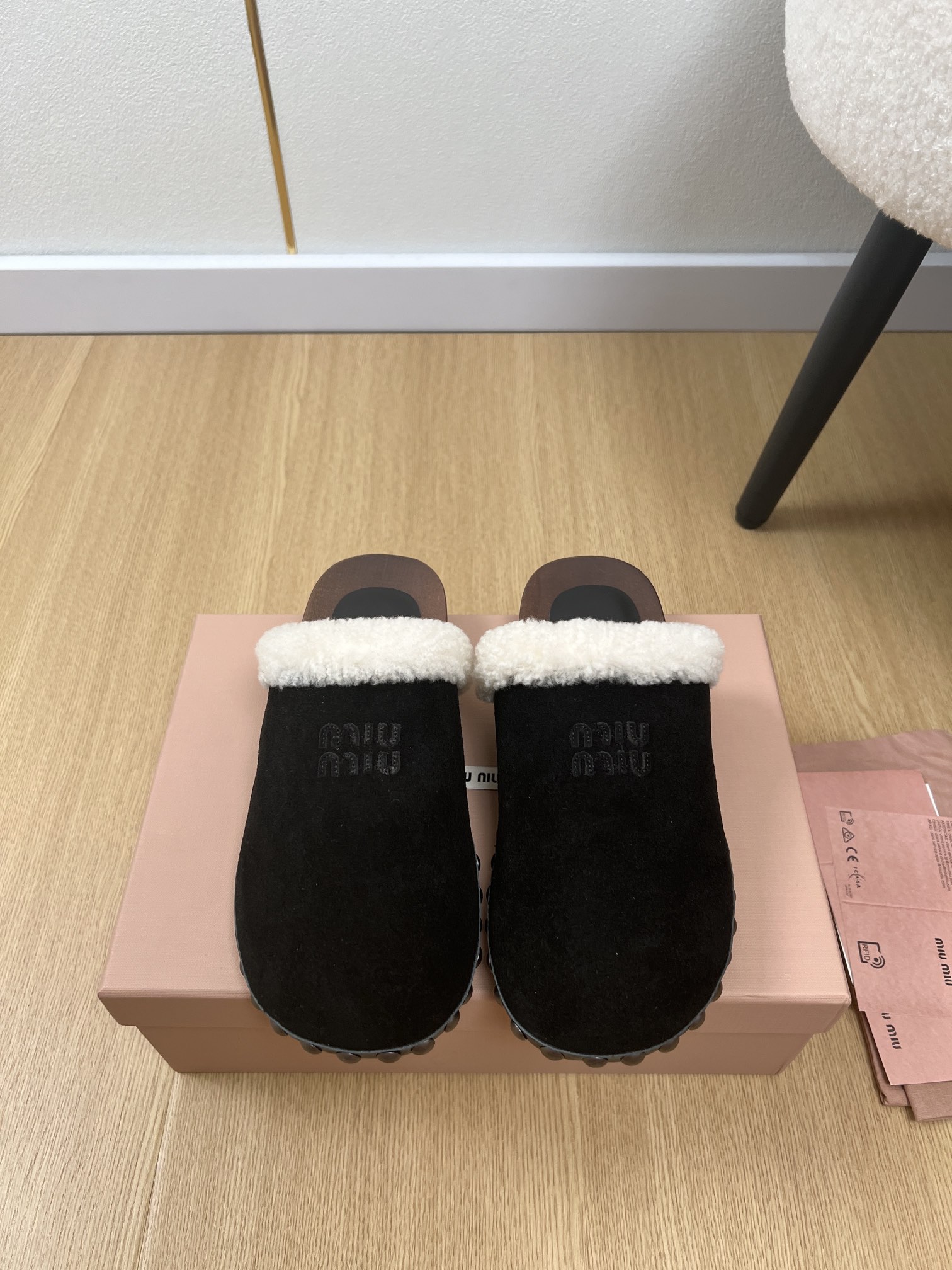 NO:464625,MiuMiu | 2025 Miu Home 2025 Early Spring New Products, the latest hot-sized wool solid wood semi-slipper series in the counter, fashionable, simple and high-end, very light and comfortable to wear, this year's main model, fashionable, simple and high-end, casually matched, very comfortable to wear, must-have for the year!  Original purchase and development, making products, miu's latest hit, avant-garde and bold design, Miu logo style is integrated into the simple lines of this leather sneaker. The unique logo is decorated with the upper and the retro design is decorated with the upper. The upper imported beef tiles, the inner imported sheep curls, the original open molded solid wood combination rubber anti-slip wear-resistant outsole, the sole is 3cm thick, the size is 35-41 (customized for 40.41) Packaging original packaging, semi-torn fur shoes, miumiu, sneakers, slippers19860909MiuMiu缪缪 | 2025 miu家2025早春新品 专柜最新爆款毛毛实木半拖鞋系列 时尚 简约高级 上脚非常轻便舒适 今年主推款 时尚 简约高级 随意搭配 上脚非常舒适,年度必入款！原版购入开发 做货 miu家最新爆款 前卫大胆的设计 Miu logo 风格融于此款皮革运动鞋的简约线条.别致徽标饰于鞋面点缀复古设计. 鞋面进口牛猄 内里进口羊卷毛 大底原版开模实木组合橡胶防滑耐磨大底 底厚3cm 码数35-41（40.41定制） 包装原版包装,半拖毛毛鞋,miumiu,sneakers,slippers,Women's Shoes