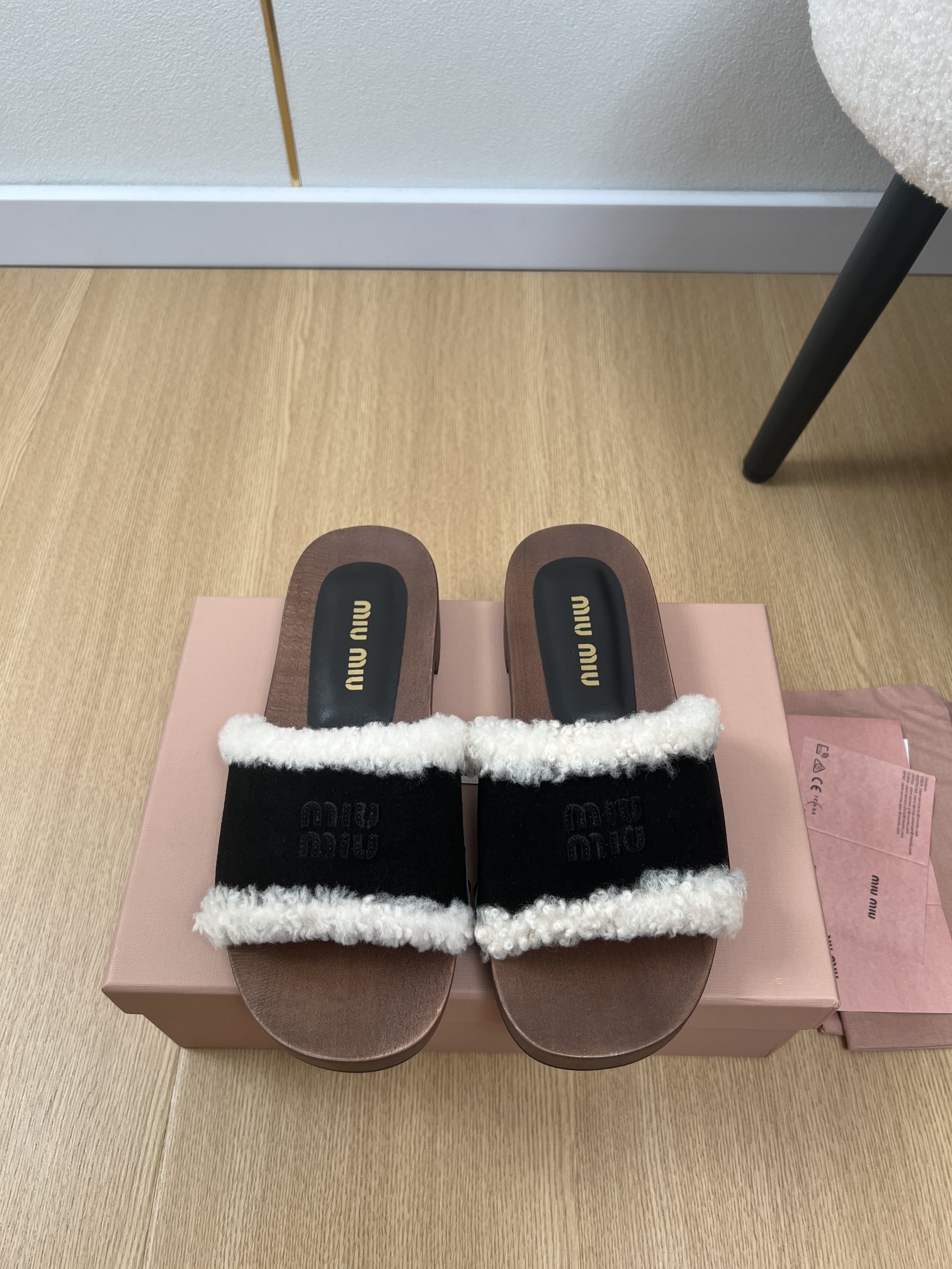 NO:464618,MiuMiu | 2025 miu home 2025 early spring new product, the latest hot fur solid wood slipper series in the counter, fashionable, simple and high-end, very light and comfortable to wear, this year's main model, fashionable, simple and high-end, casually matched, very comfortable to wear, must-have for the year!  Original purchase and development, making products, miu's latest hit, avant-garde and bold design, Miu logo style is integrated into the simple lines of this leather sneaker. The unique logo is decorated with the upper and the retro design is decorated with the upper. The upper imported beef tiles, the inner imported sheep curls, the original open molded solid wood combination rubber non-slip wear-resistant outsole, the sole is 3cm thick, the size is 35-41 (customized for 40.41) Packaging original packaging, fur shoes and slippers, miumiu, sneakers, slippers19860909MiuMiu缪缪 | 2025 miu家2025早春新品 专柜最新爆款毛毛实木拖鞋系列 时尚 简约高级 上脚非常轻便舒适 今年主推款 时尚 简约高级 随意搭配 上脚非常舒适,年度必入款！原版购入开发 做货 miu家最新爆款 前卫大胆的设计 Miu logo 风格融于此款皮革运动鞋的简约线条.别致徽标饰于鞋面点缀复古设计. 鞋面进口牛猄 内里进口羊卷毛 大底原版开模实木组合橡胶防滑耐磨大底 底厚3cm 码数35-41（40.41定制） 包装原版包装,毛毛鞋拖鞋,miumiu,sneakers,slippers,Women's Shoes