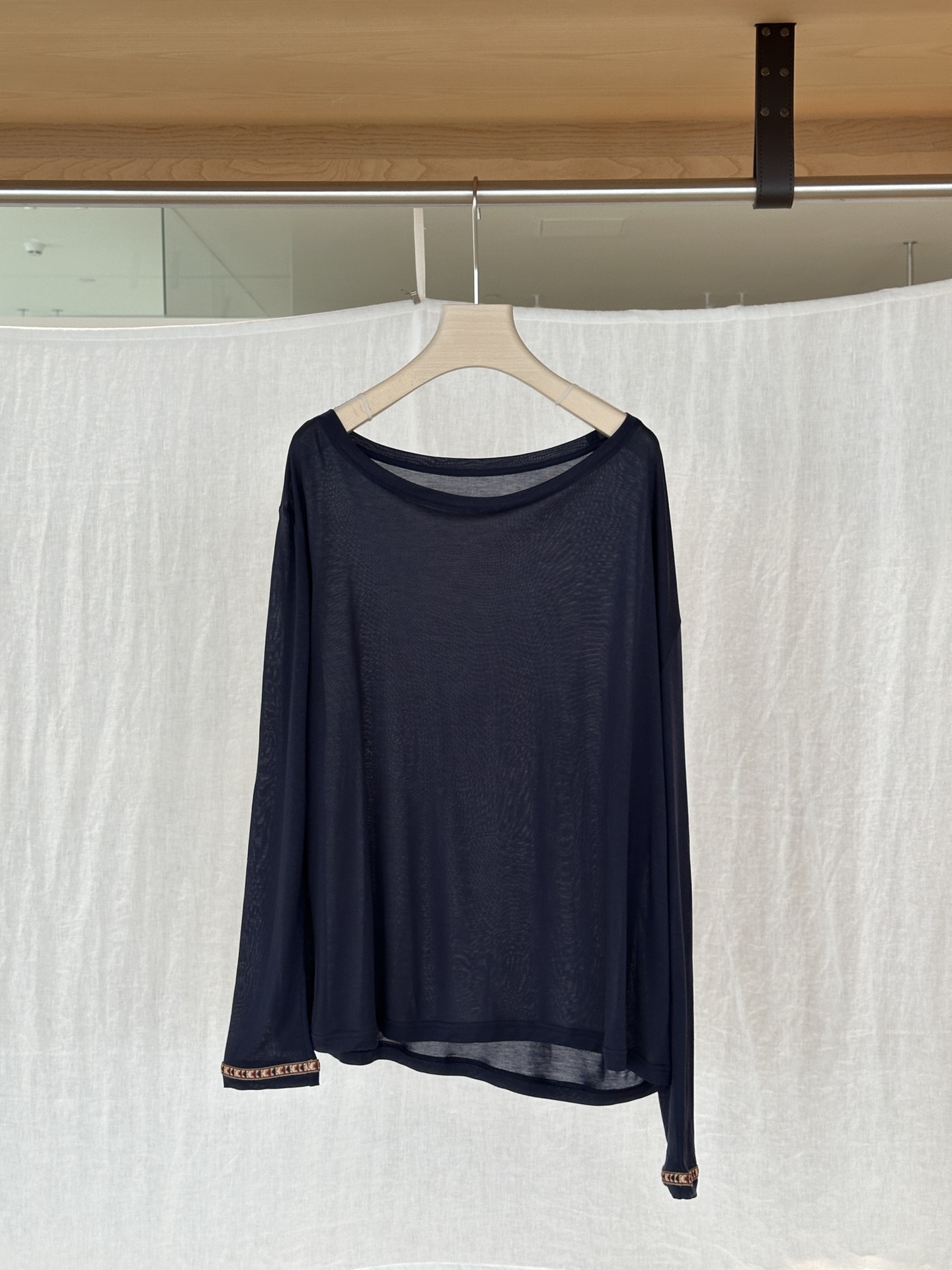 NO:469945,YS ｜ NEW ARRIVALS! Small retro webbing embroidery, off-shoulder / one-shoulder, casual and fashionable~ The fabric is soft, tailoring is time-consuming SML,,alexander wang19860909YS ｜ NEW ARRIVALS! 织带刺绣小复古 可斜肩 / 一字肩  随意时髦～ 面料垂软 、剪裁缝制费时费 SML,,alexander wang,Women's clothing