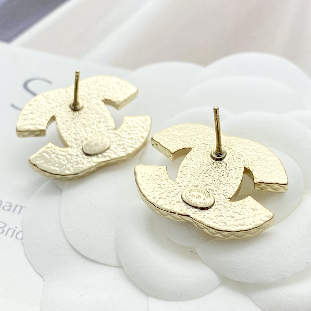 Chanel Pink CC Logo Earrings with Gold Trim, Elegant and Chic 4 i1755842795 1072 2