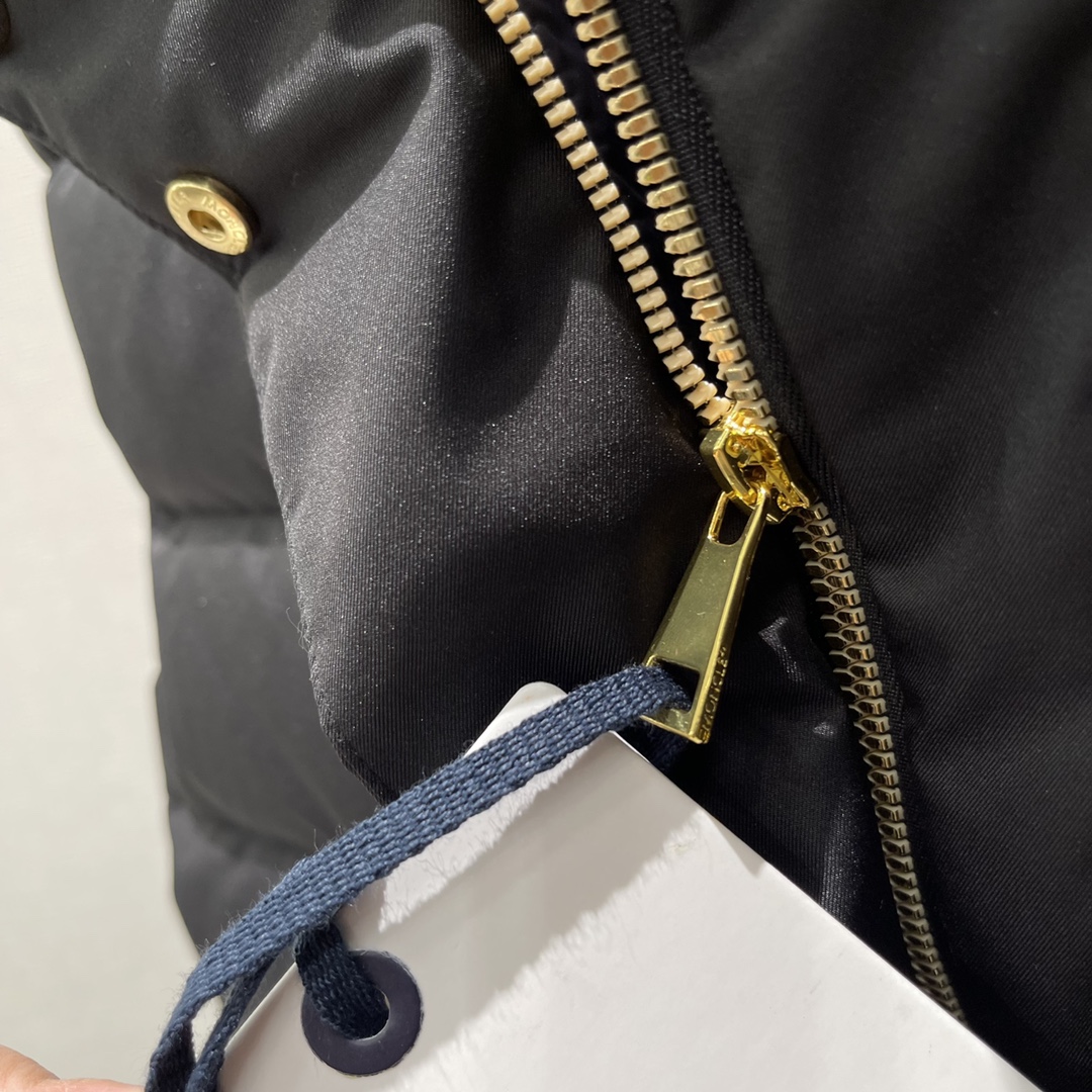 
蒙口 25早秋新款 立领羽绒马甲 白鹅绒填充内里 整件轻盈保暖 立领翻领两穿修身马甲 暖和不显臃肿 穿