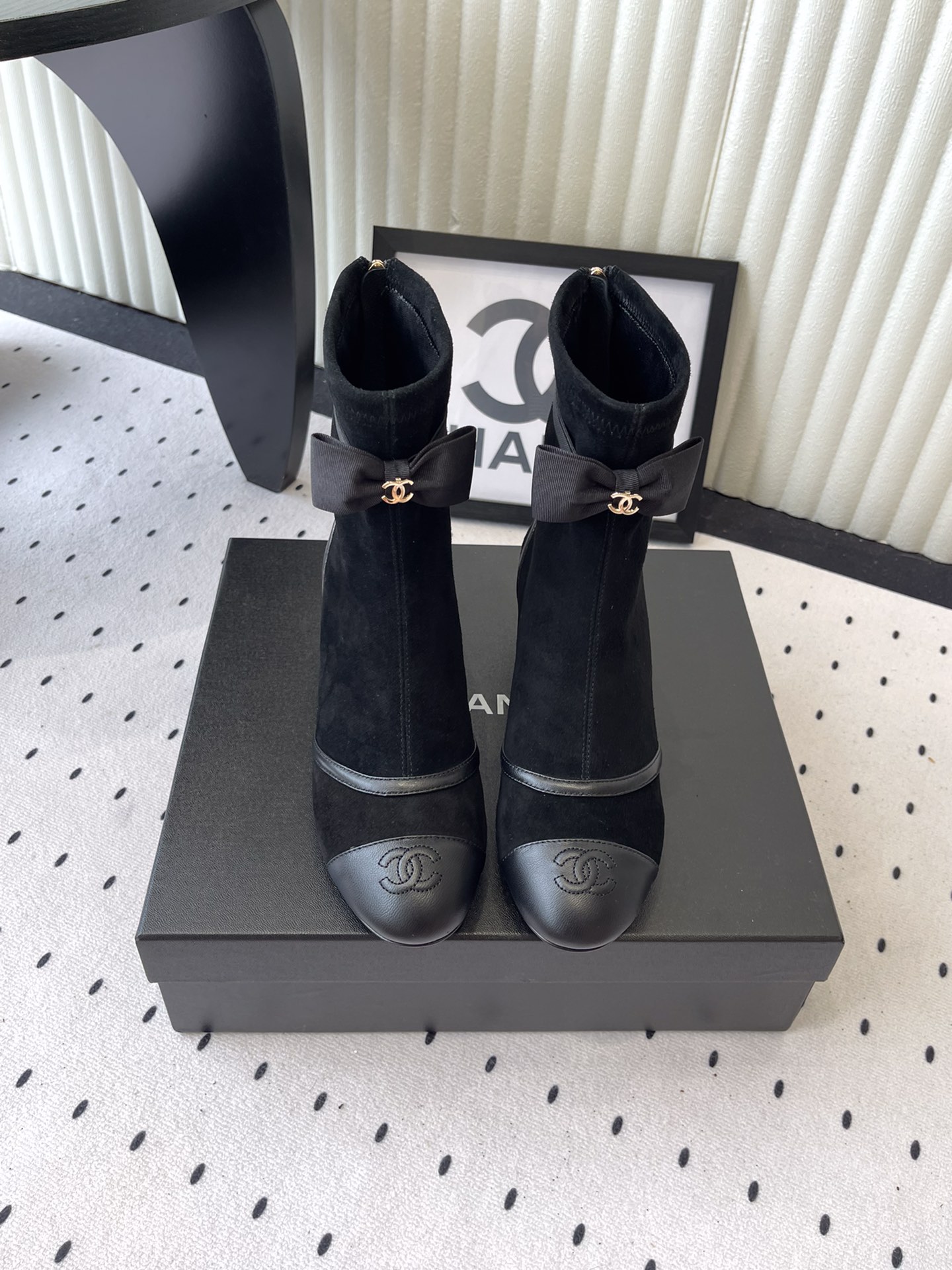 NO:463934,Chanel new autumn and winter short boots, high-version shipment, official website synchronized bow short boots, simple, generous, fashionable and versatile, especially comfortable to wear, imported sheepskin/Yangjing upper sheepskin inner footbed Size: 35-39 (40 41 42 customized), boots, chanel, boots, sheepskin, sheep19860909Chanel新款秋冬短靴 高版本出货 官网同步蝴蝶结短靴 简约大方时尚百搭 上脚特别舒适 进口羊皮/羊京鞋面 羊皮内里垫脚 Size: 35-39（40 41 42订做）,靴子,chanel,boots,sheepskin,sheep,Women's Shoes