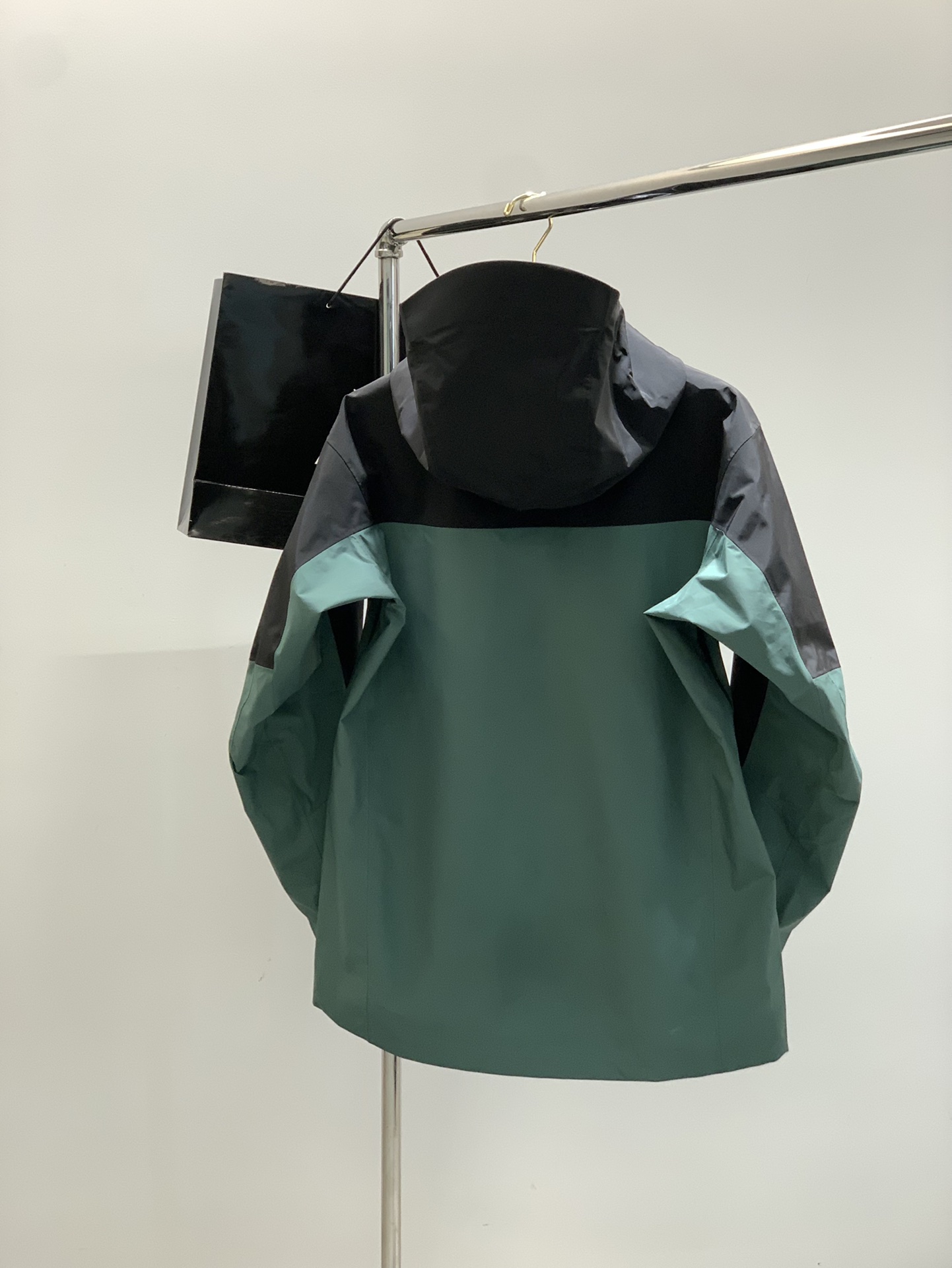 ，ARCTERYX 始祖鸟，2025秋冬AW新品，时尚休闲冲锋衣外套，专柜同步有售，原单狠货，进口原版面