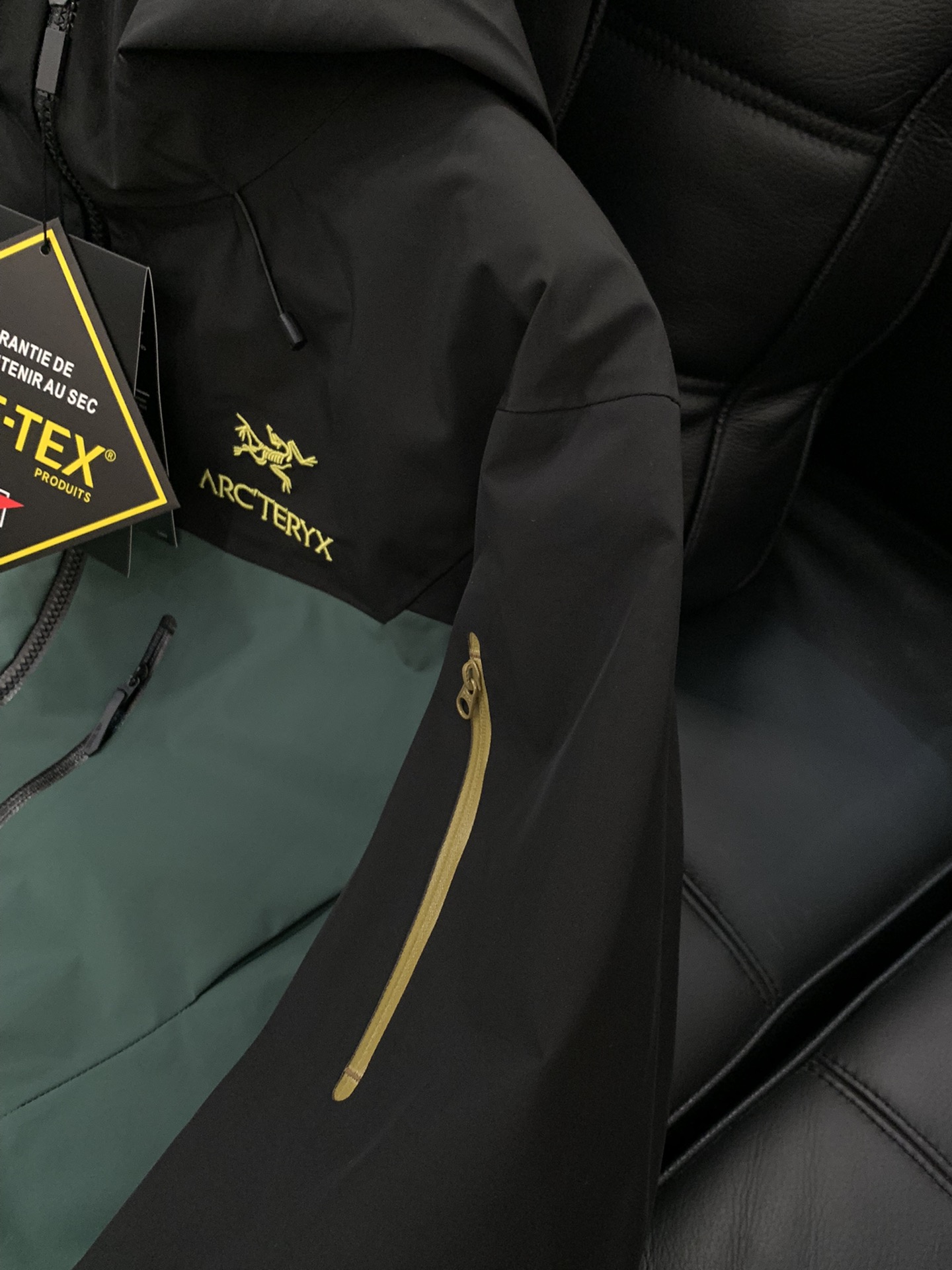 ，ARCTERYX 始祖鸟，2025秋冬AW新品，时尚休闲冲锋衣外套，专柜同步有售，原单狠货，进口原版面
