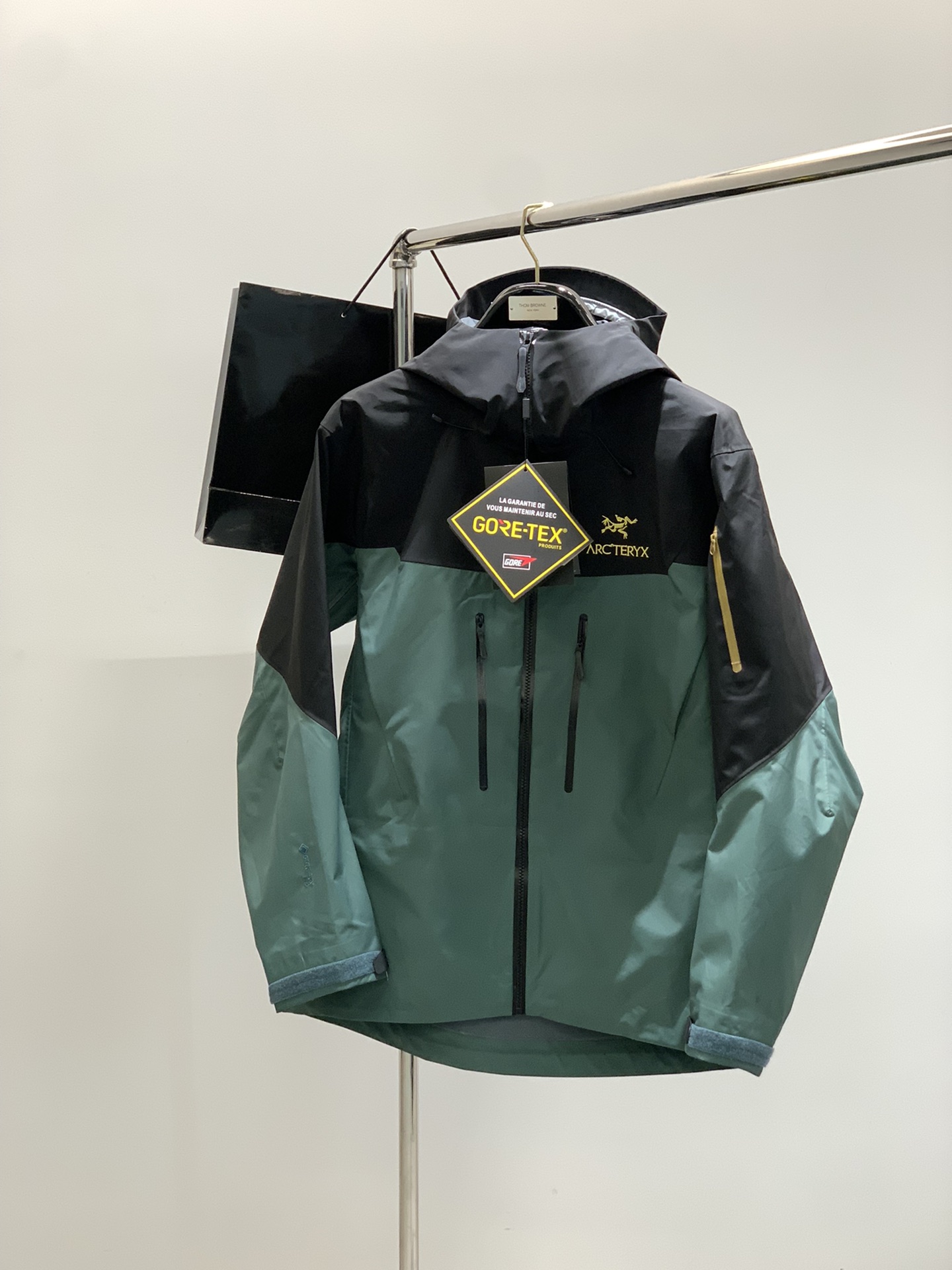，ARCTERYX 始祖鸟，2025秋冬AW新品，时尚休闲冲锋衣外套，专柜同步有售，原单狠货，进口原版面