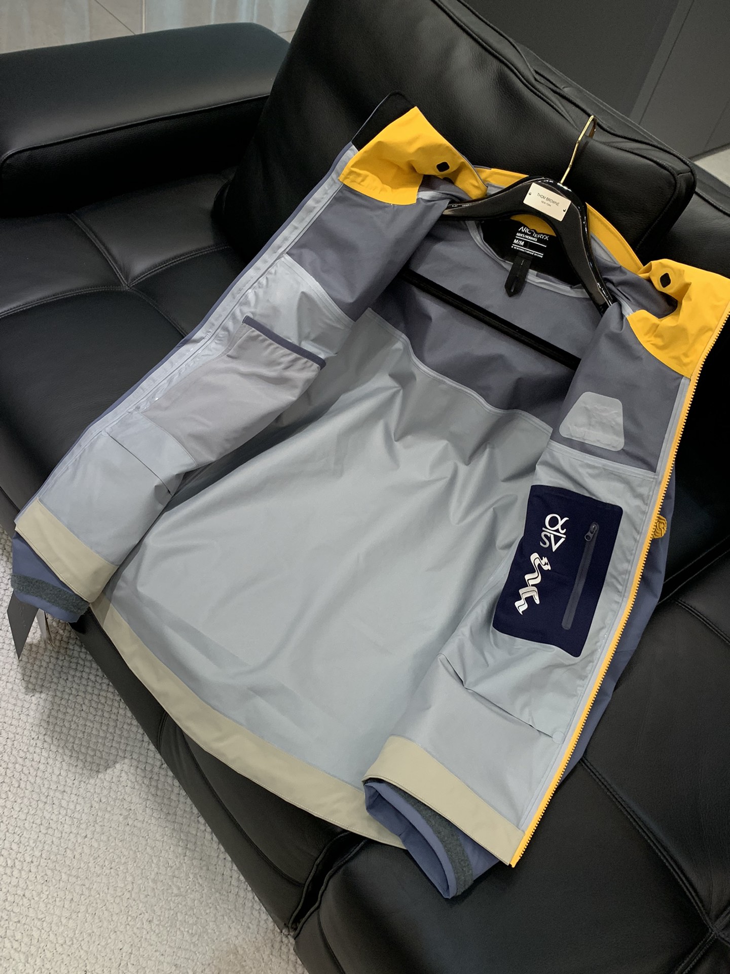 ，ARCTERYX 始祖鸟，2025秋冬AW新品，时尚休闲冲锋衣外套，专柜同步有售，原单狠货，进口原版面