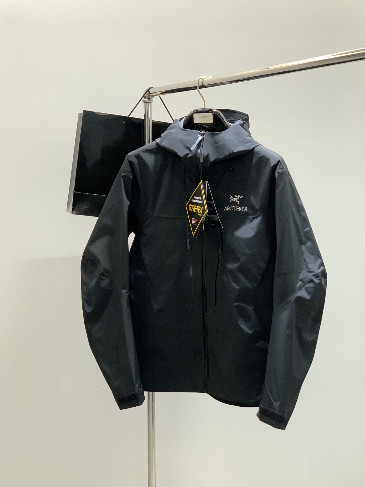 ，ARCTERYX 始祖鸟，2025秋冬AW新品，时尚休闲冲锋衣外套，专柜同步有售，原单狠货，进口原版面