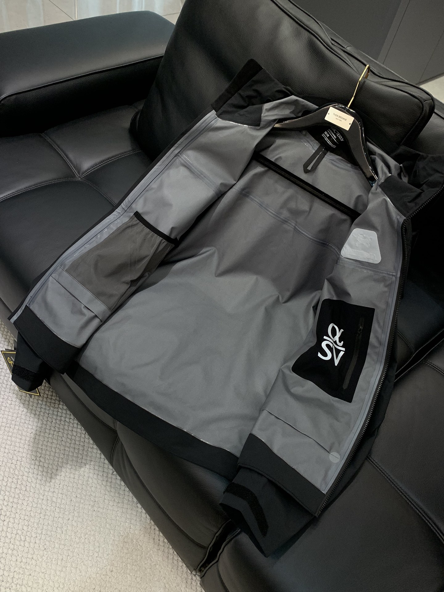 ，ARCTERYX 始祖鸟，2025秋冬AW新品，时尚休闲冲锋衣外套，专柜同步有售，原单狠货，进口原版面