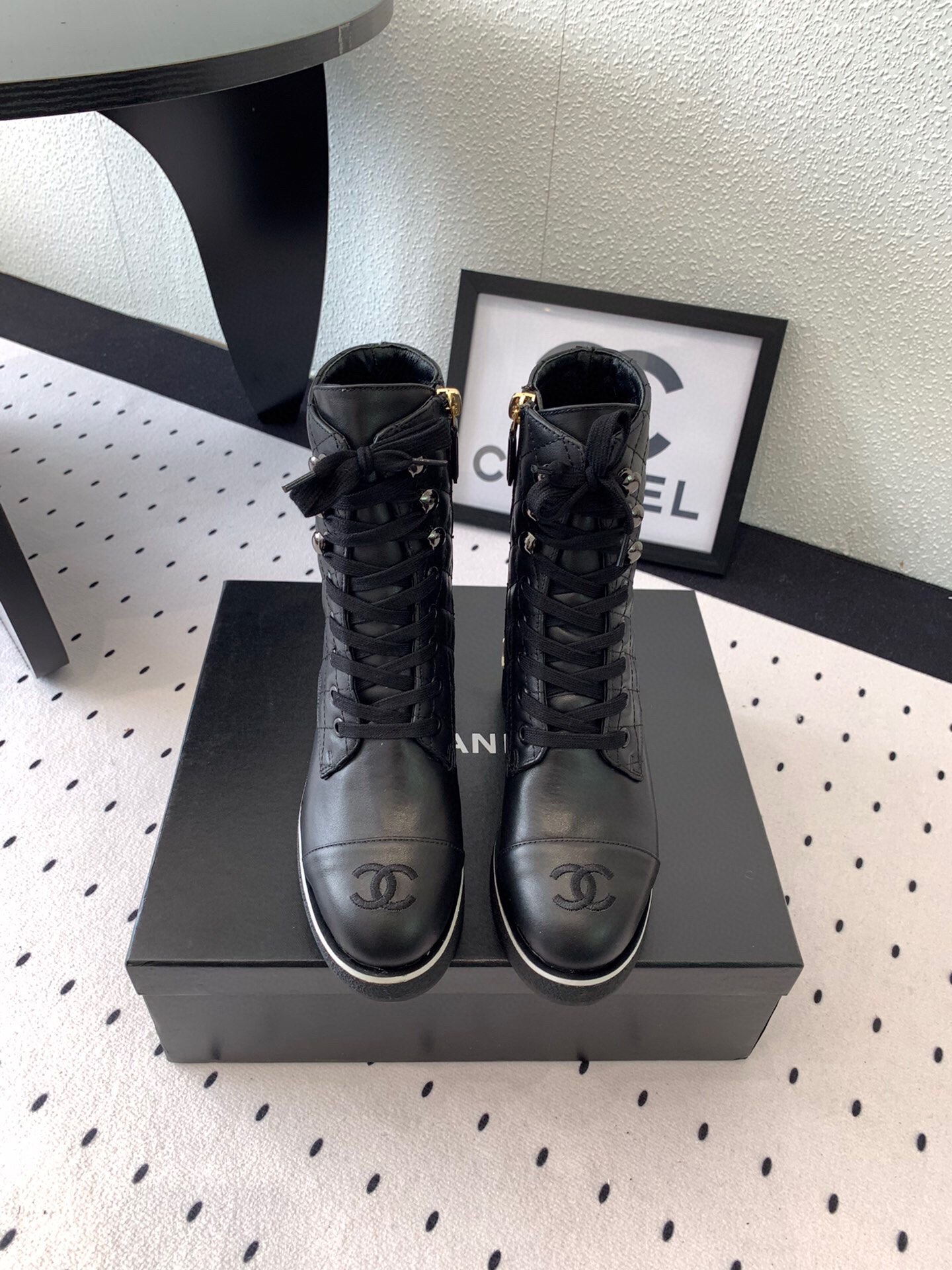 NO:463942,Chanel new autumn and winter letter short boots, high version, continues the classic combination of Xiaoxiang, retro and fashionable and versatile, comfortable and stylish on the feet, imported cowhide upper, sheepskin footbed, heel height 4cm Size35-39 (40 custom made, no return or exchange), boots, chanel, boots, cowhide, sheepskin19860909Chanel新款秋冬字母短靴 高版本 延续小香经典的搭配 复古又时髦百搭 上脚舒适有型 进口牛皮鞋面 羊皮垫脚 跟高4cm Size35-39 (40订做不退换),靴子,chanel,boots,cowhide,sheepskin,Women's Shoes