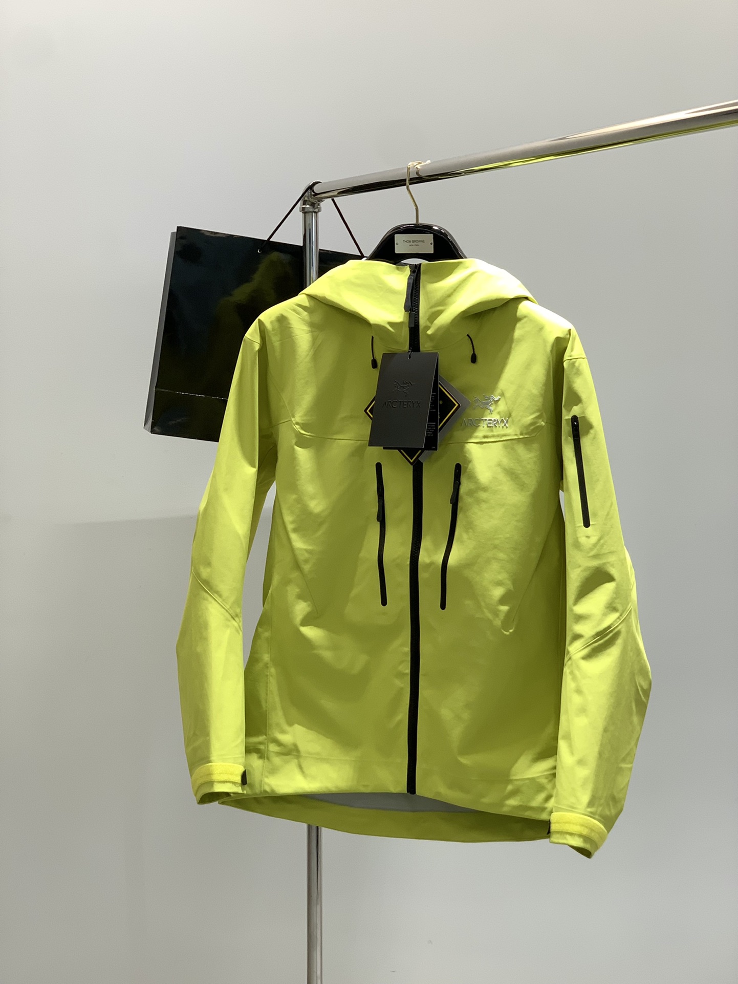 ，ARCTERYX 始祖鸟，2025秋冬AW新品，时尚休闲冲锋衣外套，专柜同步有售，原单狠货，进口原版面