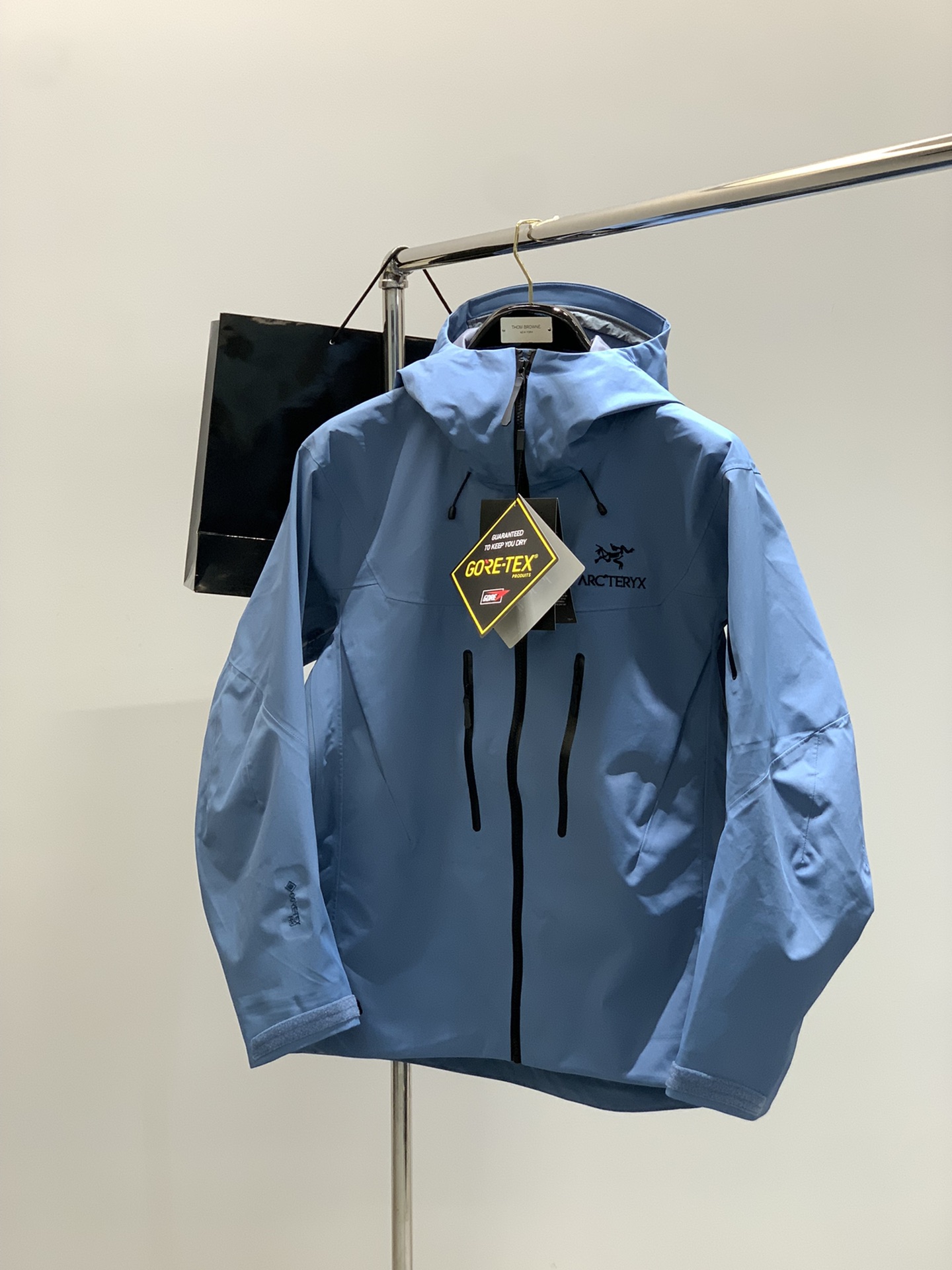 ，ARCTERYX 始祖鸟，2025秋冬AW新品，时尚休闲冲锋衣外套，专柜同步有售，原单狠货，进口原版面