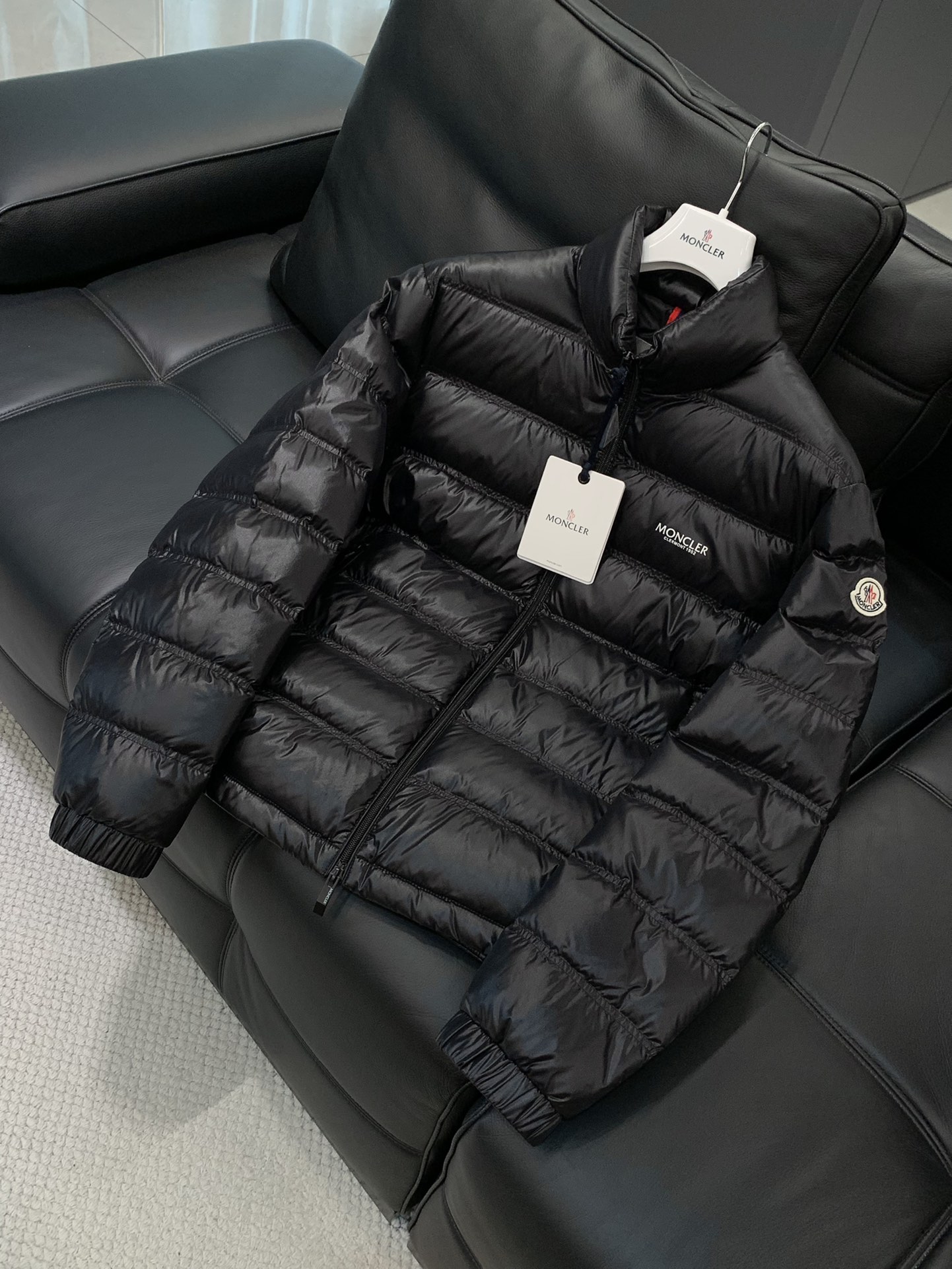 ，Moncler 蒙口，2025冬季最新品，专柜同步有售，原单狠货，时尚休闲羽绒服外套，上身舒适！吸睛而