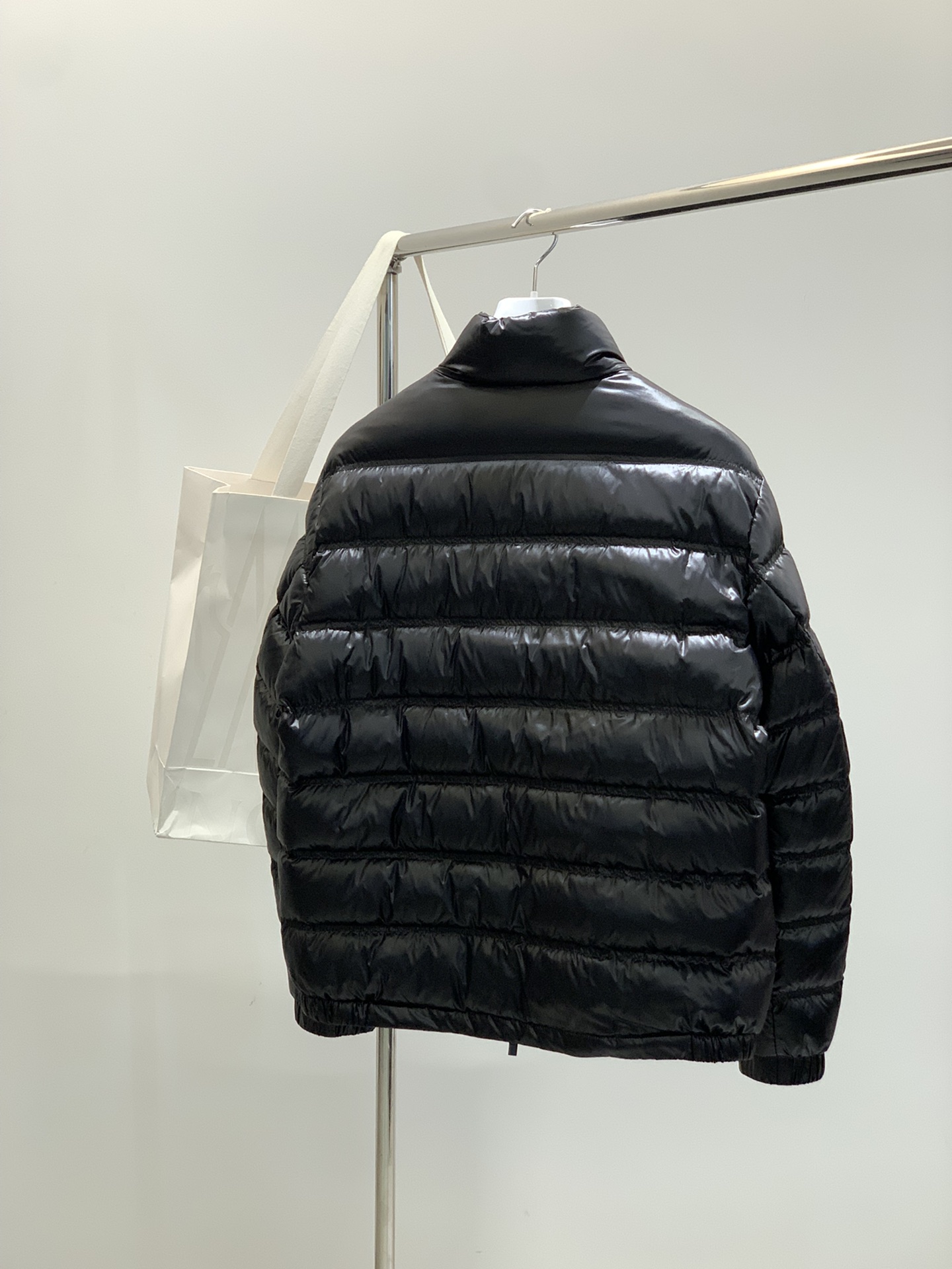 ，Moncler 蒙口，2025冬季最新品，专柜同步有售，原单狠货，时尚休闲羽绒服外套，上身舒适！吸睛而