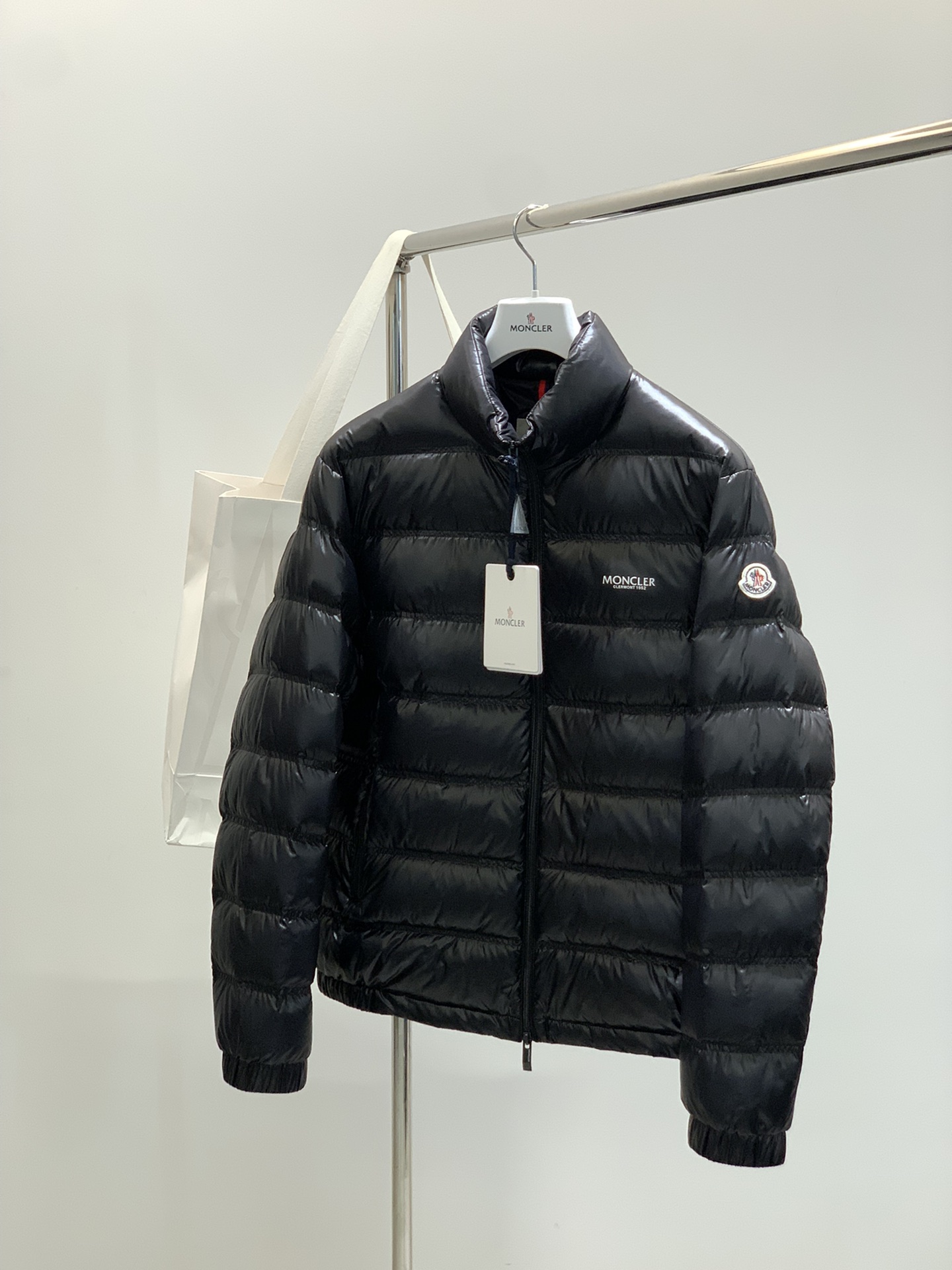 ，Moncler 蒙口，2025冬季最新品，专柜同步有售，原单狠货，时尚休闲羽绒服外套，上身舒适！吸睛而