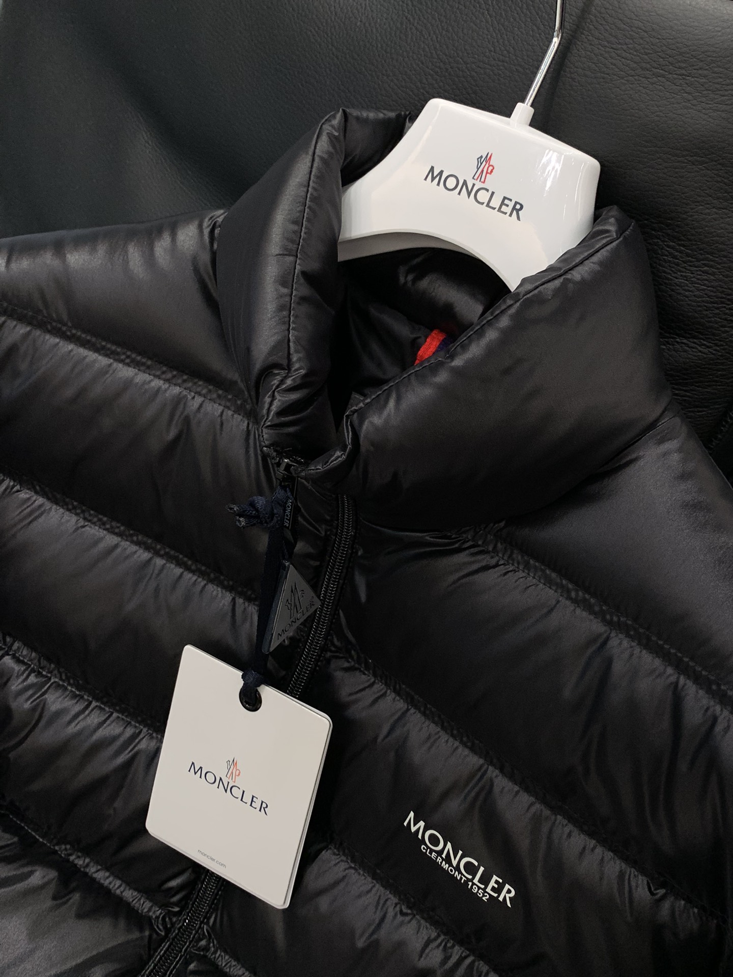 ，Moncler 蒙口，2025冬季最新品，专柜同步有售，原单狠货，时尚休闲羽绒服外套，上身舒适！吸睛而