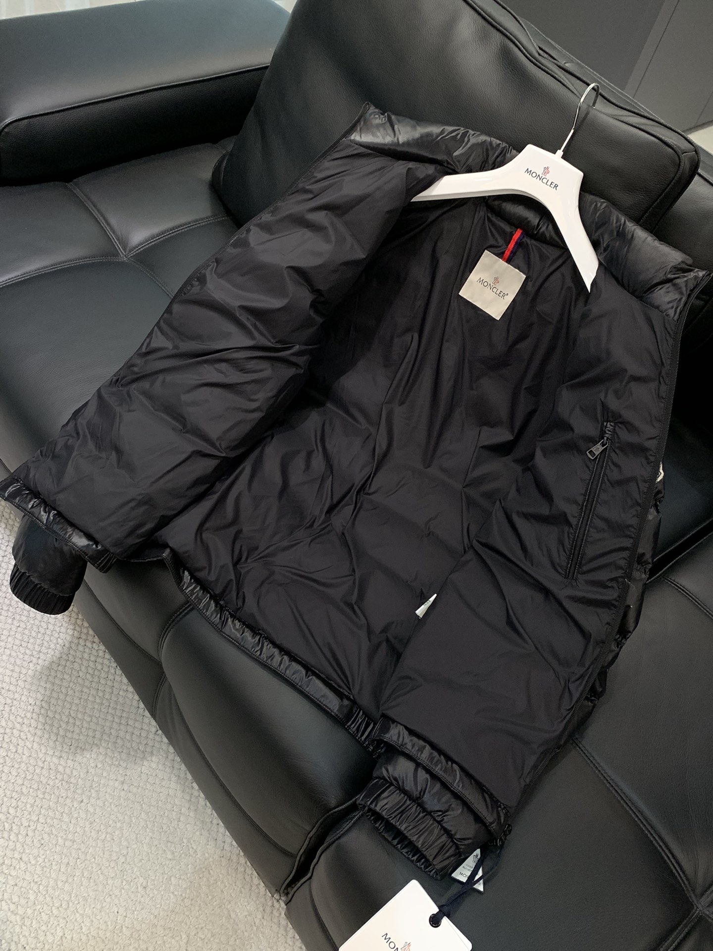 ，Moncler 蒙口，2025冬季最新品，专柜同步有售，原单狠货，时尚休闲羽绒服外套，上身舒适！吸睛而