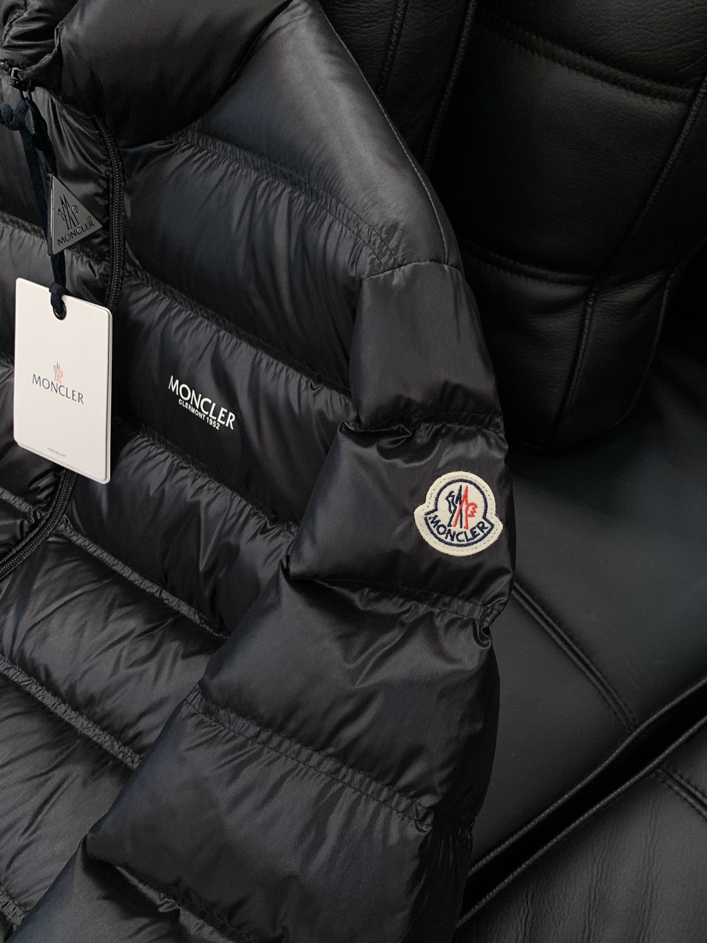 ，Moncler 蒙口，2025冬季最新品，专柜同步有售，原单狠货，时尚休闲羽绒服外套，上身舒适！吸睛而