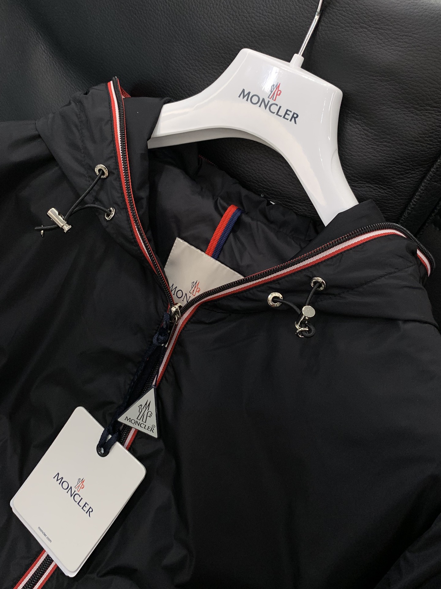 ，Moncler 蒙口，2025秋季最新品，专柜同步有售，原单狠货，时尚休闲连帽外套，上身舒适！吸睛而有