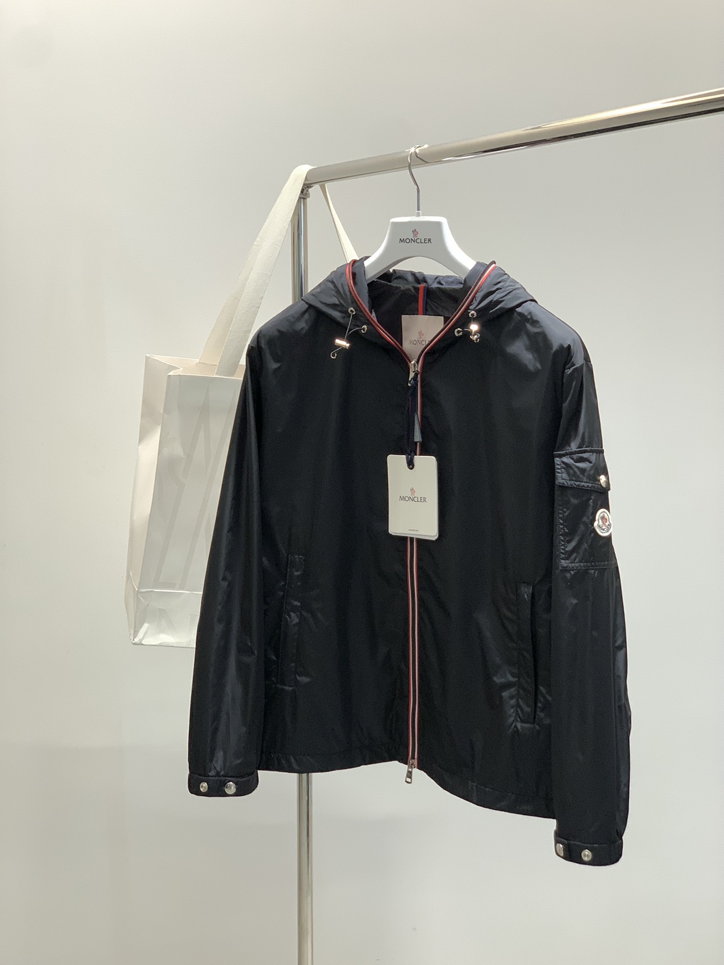 ，Moncler 蒙口，2025秋季最新品，专柜同步有售，原单狠货，时尚休闲连帽外套，上身舒适！吸睛而有