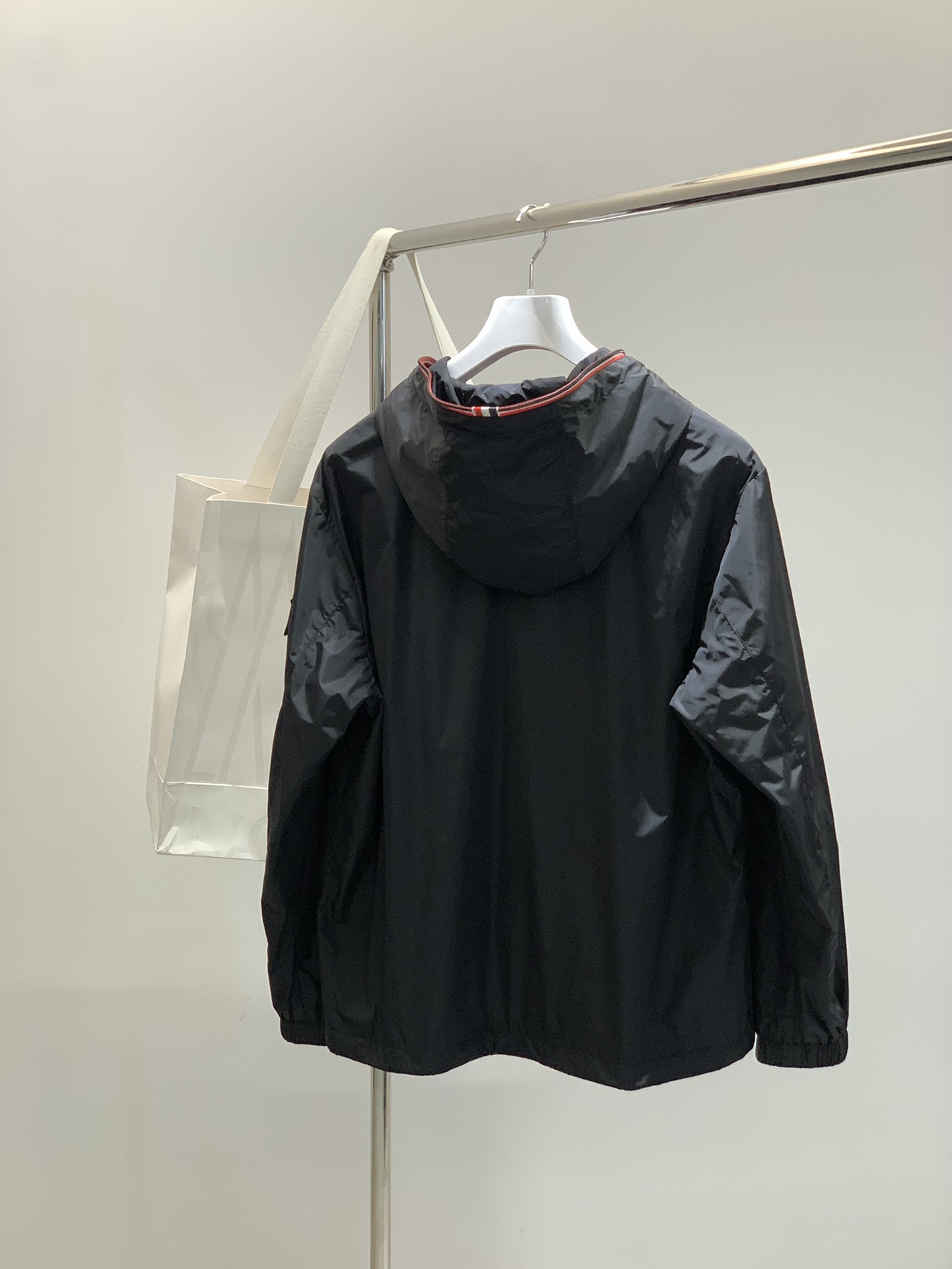 ，Moncler 蒙口，2025秋季最新品，专柜同步有售，原单狠货，时尚休闲连帽外套，上身舒适！吸睛而有