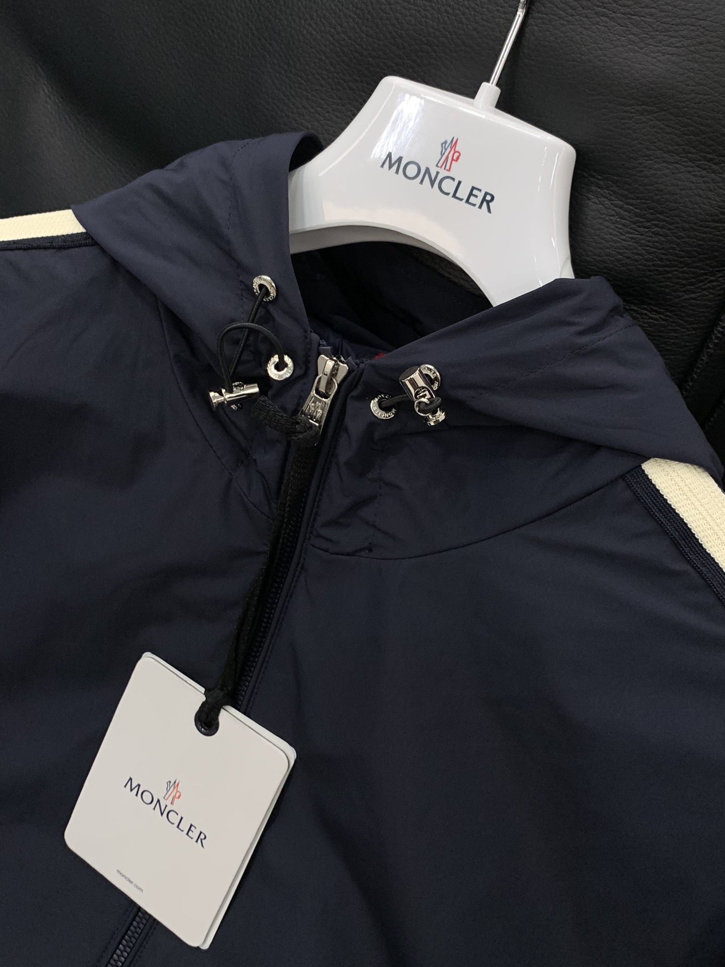 ，Moncler 蒙口，2025秋季最新品，专柜同步有售，原单狠货，时尚休闲连帽外套，上身舒适！吸睛而有