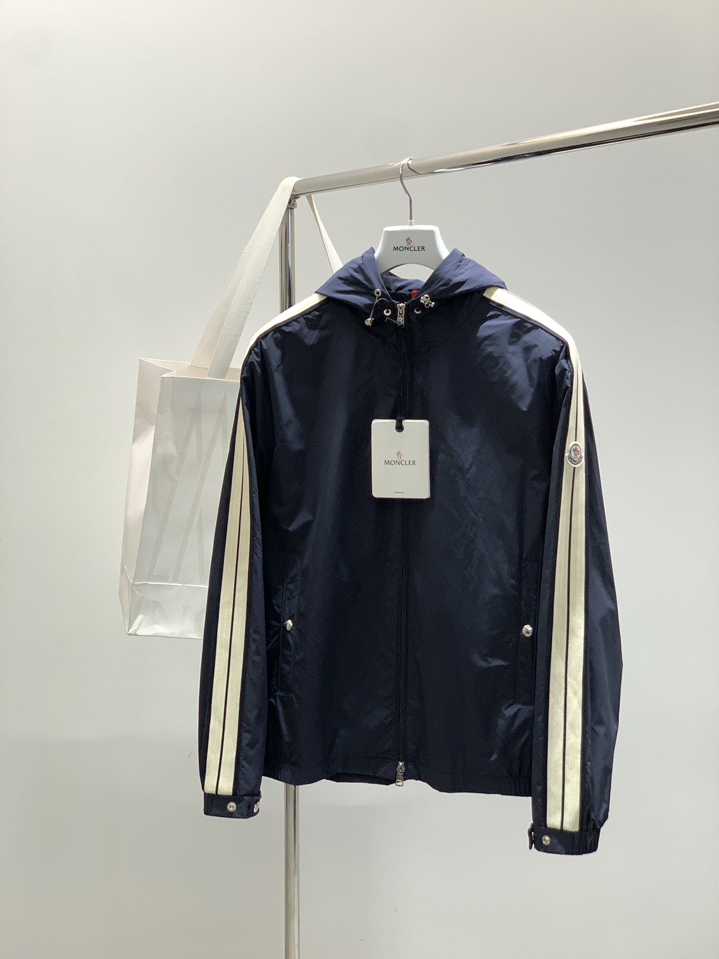 ，Moncler 蒙口，2025秋季最新品，专柜同步有售，原单狠货，时尚休闲连帽外套，上身舒适！吸睛而有