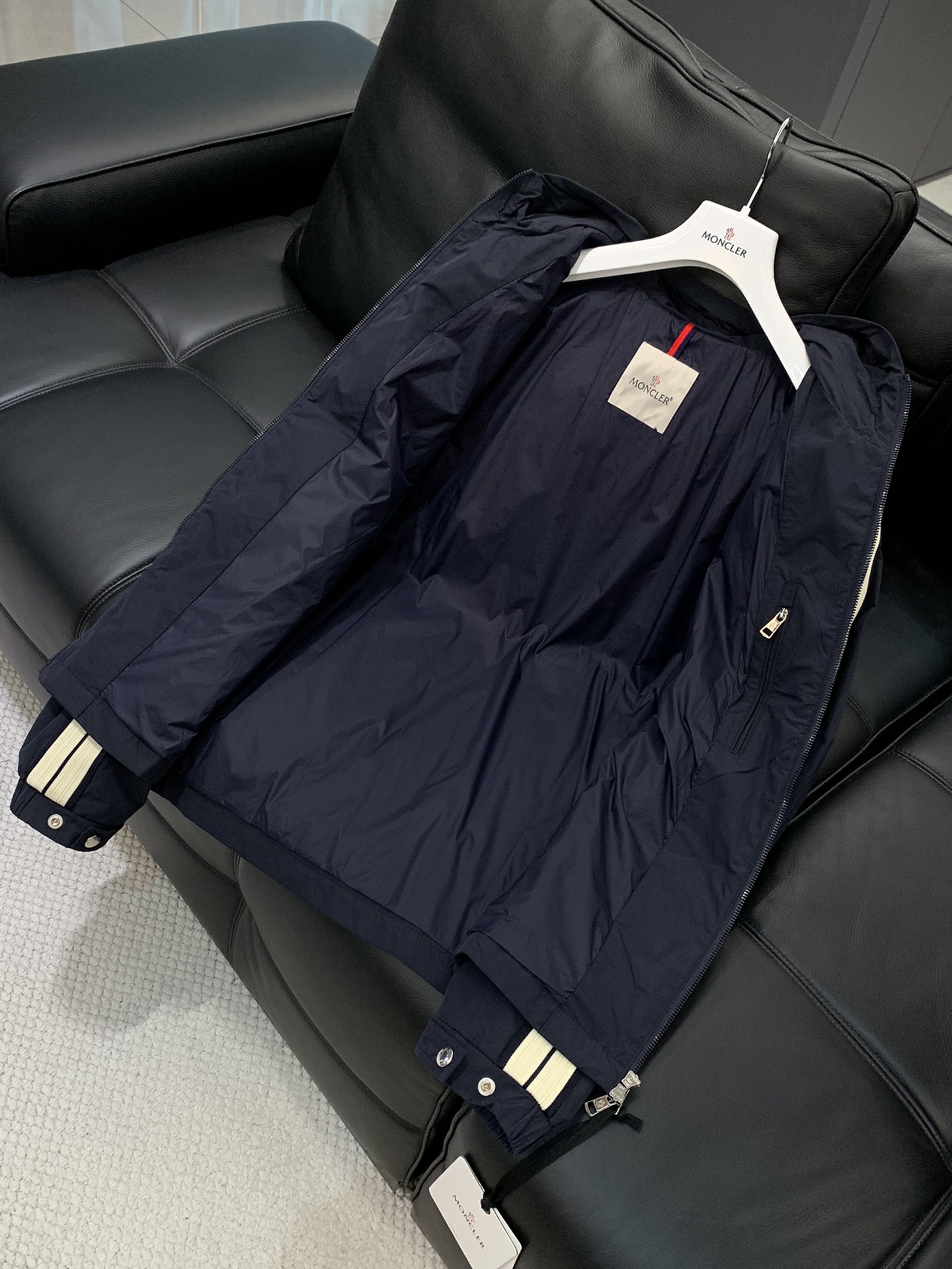 ，Moncler 蒙口，2025秋季最新品，专柜同步有售，原单狠货，时尚休闲连帽外套，上身舒适！吸睛而有