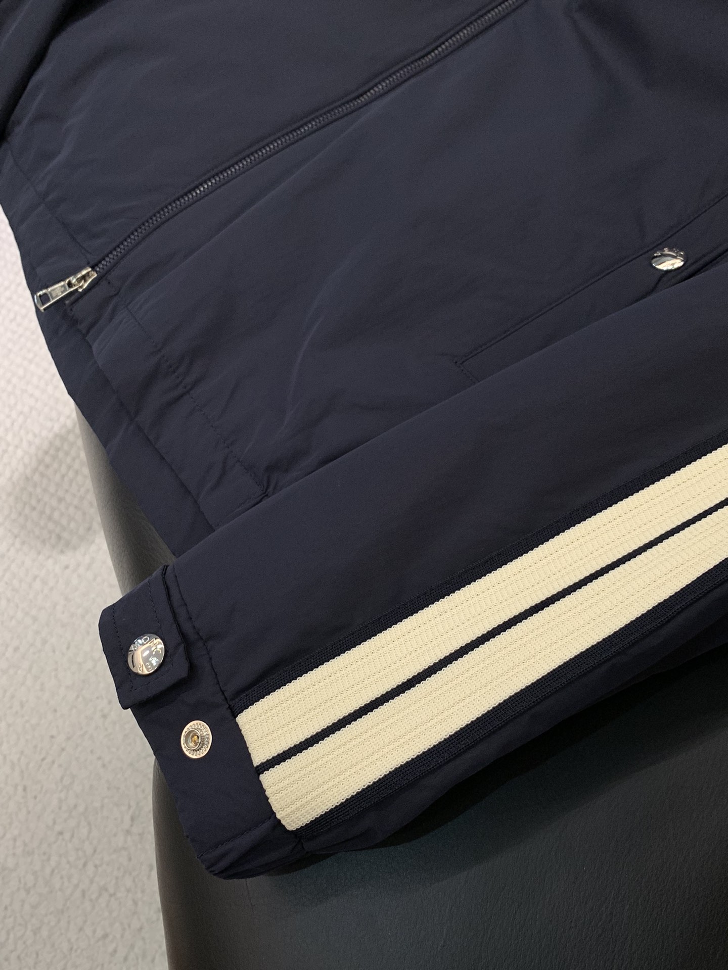 ，Moncler 蒙口，2025秋季最新品，专柜同步有售，原单狠货，时尚休闲连帽外套，上身舒适！吸睛而有