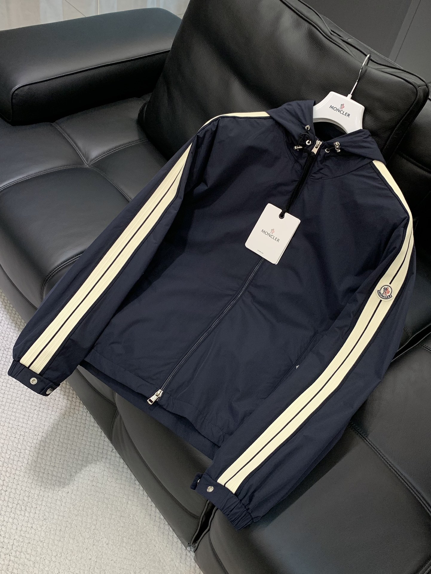 ，Moncler 蒙口，2025秋季最新品，专柜同步有售，原单狠货，时尚休闲连帽外套，上身舒适！吸睛而有