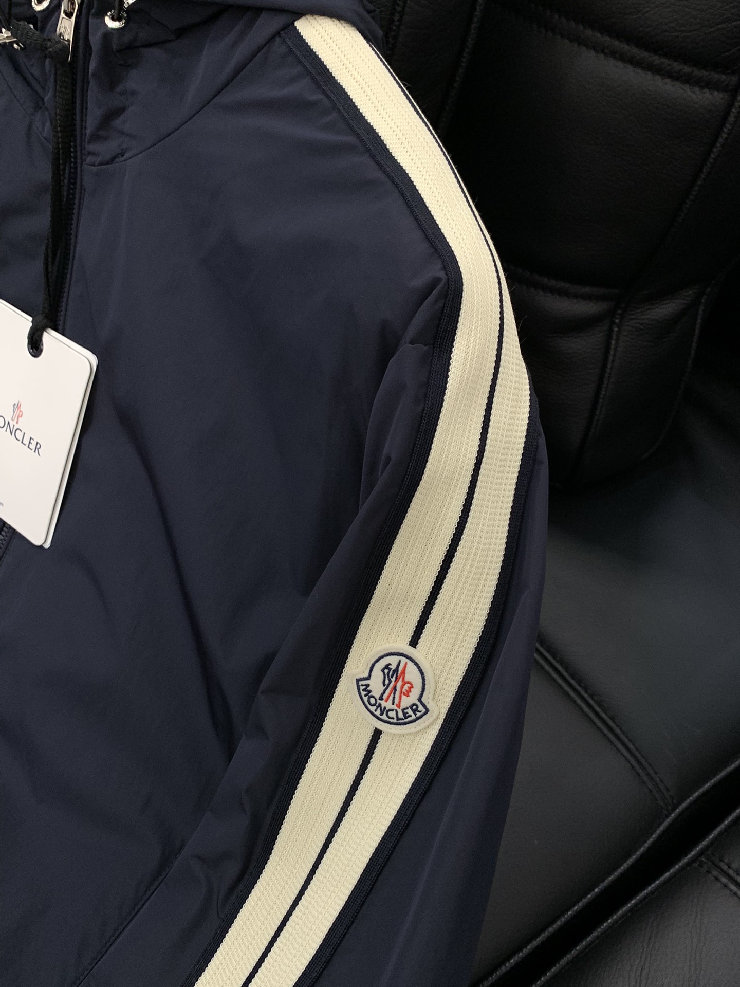 ，Moncler 蒙口，2025秋季最新品，专柜同步有售，原单狠货，时尚休闲连帽外套，上身舒适！吸睛而有