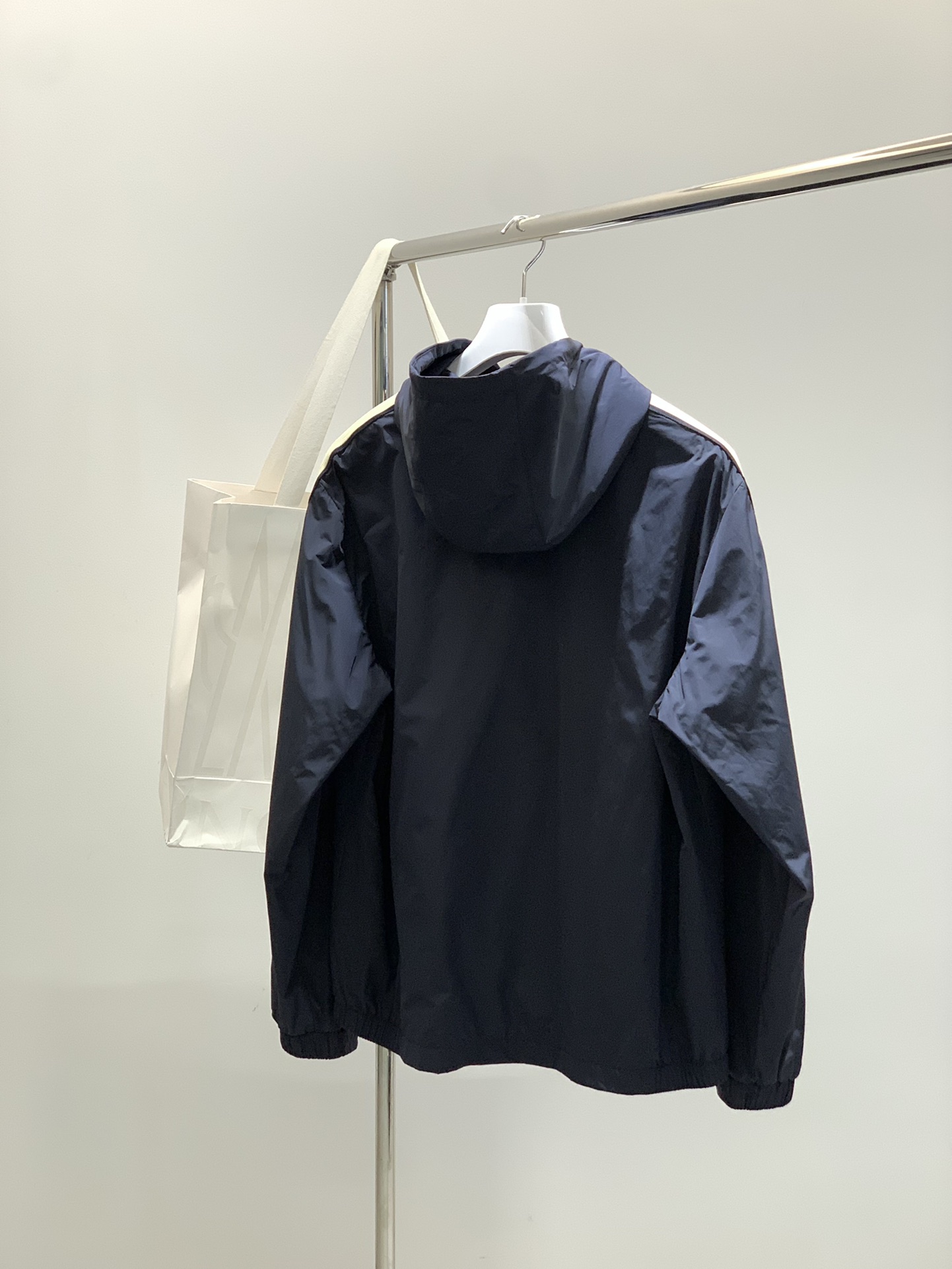 ，Moncler 蒙口，2025秋季最新品，专柜同步有售，原单狠货，时尚休闲连帽外套，上身舒适！吸睛而有