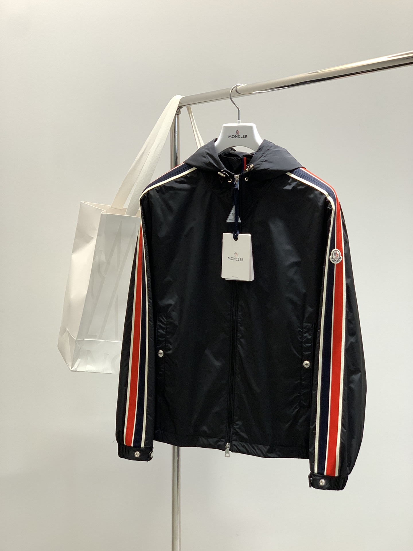 ，Moncler 蒙口，2025秋季最新品，专柜同步有售，原单狠货，时尚休闲连帽外套，上身舒适！吸睛而有
