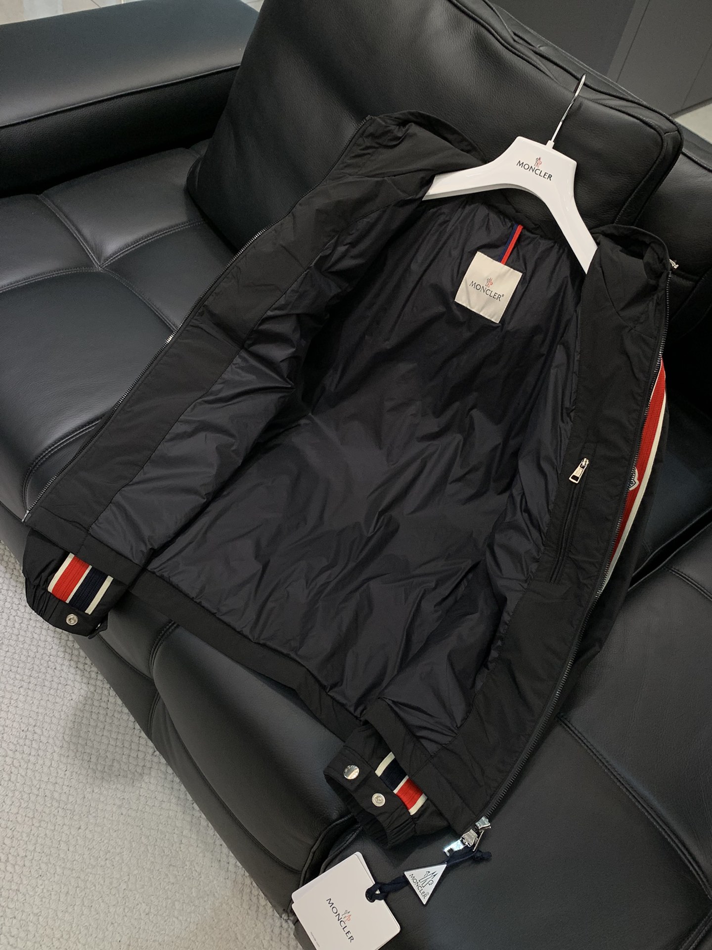 ，Moncler 蒙口，2025秋季最新品，专柜同步有售，原单狠货，时尚休闲连帽外套，上身舒适！吸睛而有