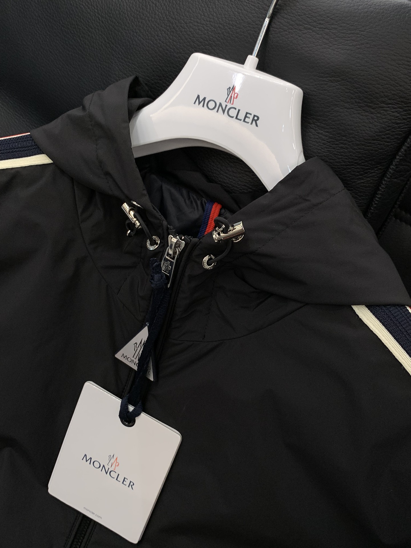 ，Moncler 蒙口，2025秋季最新品，专柜同步有售，原单狠货，时尚休闲连帽外套，上身舒适！吸睛而有