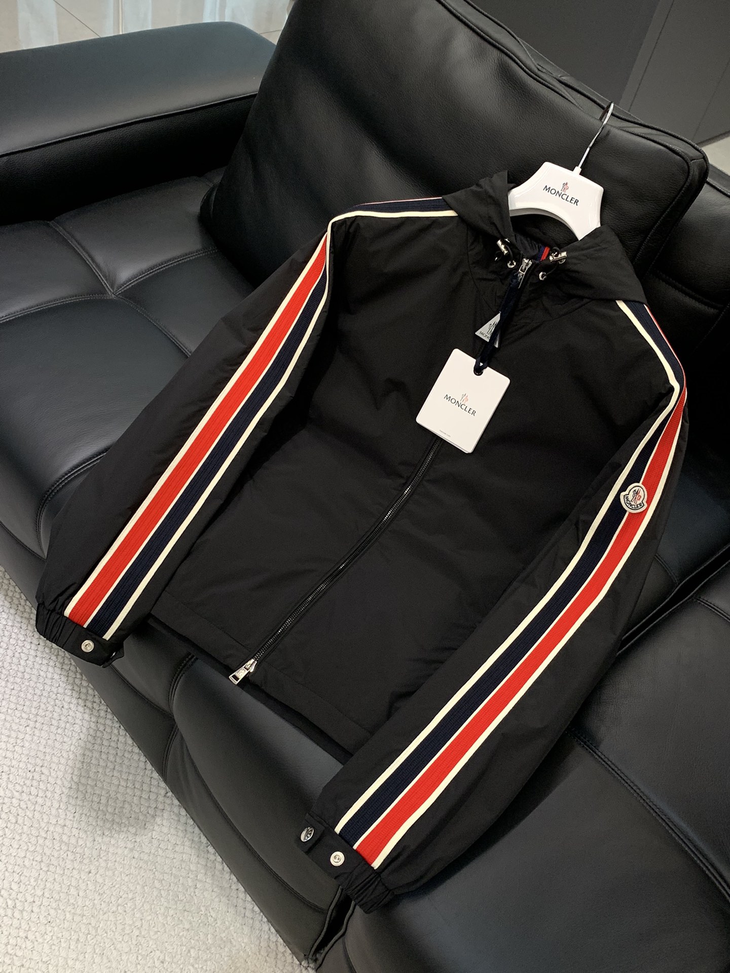 ，Moncler 蒙口，2025秋季最新品，专柜同步有售，原单狠货，时尚休闲连帽外套，上身舒适！吸睛而有