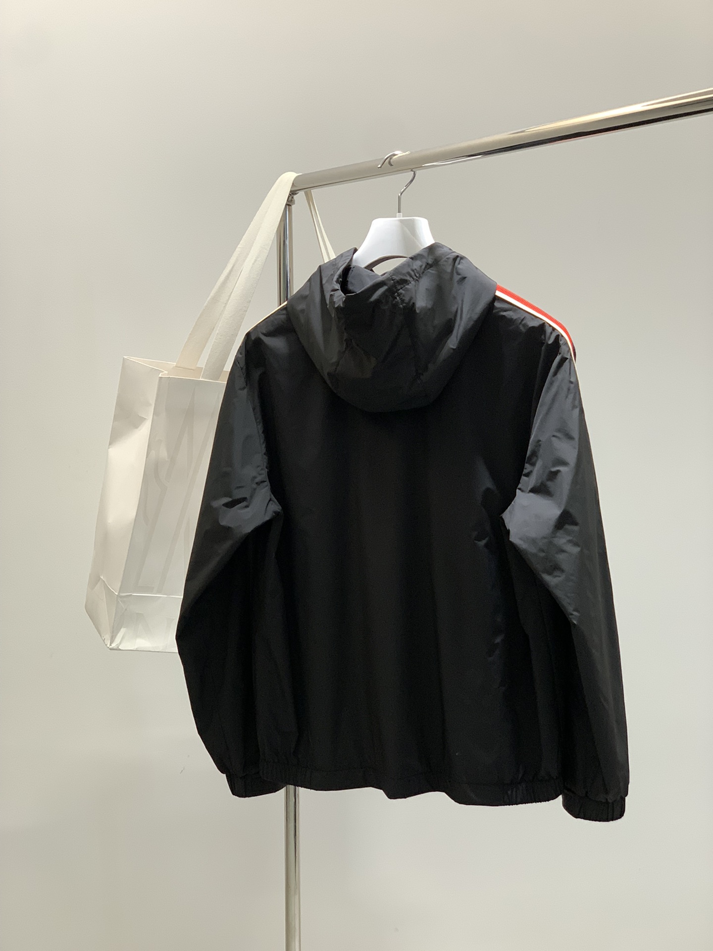 ，Moncler 蒙口，2025秋季最新品，专柜同步有售，原单狠货，时尚休闲连帽外套，上身舒适！吸睛而有