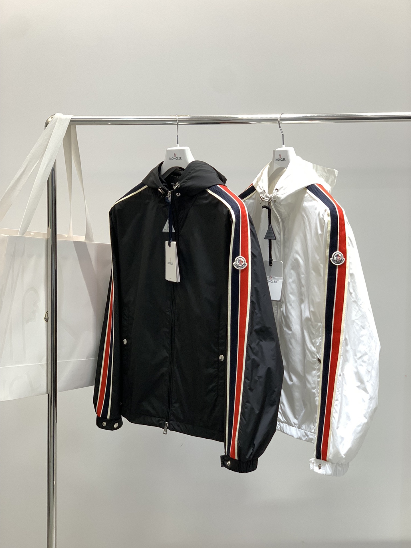 ，Moncler 蒙口，2025秋季最新品，专柜同步有售，原单狠货，时尚休闲连帽外套，上身舒适！吸睛而有