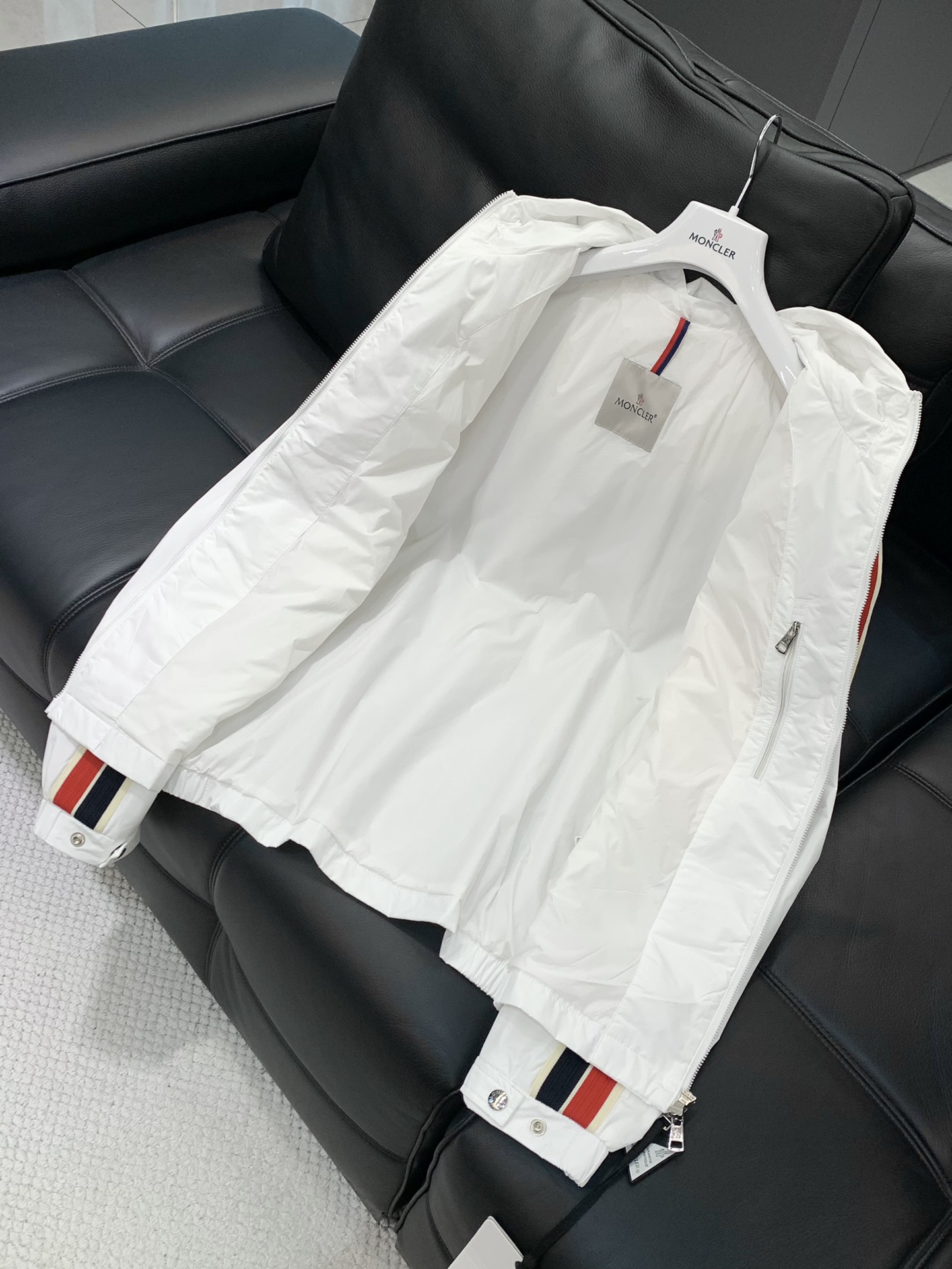 ，Moncler 蒙口，2025秋季最新品，专柜同步有售，原单狠货，时尚休闲连帽外套，上身舒适！吸睛而有