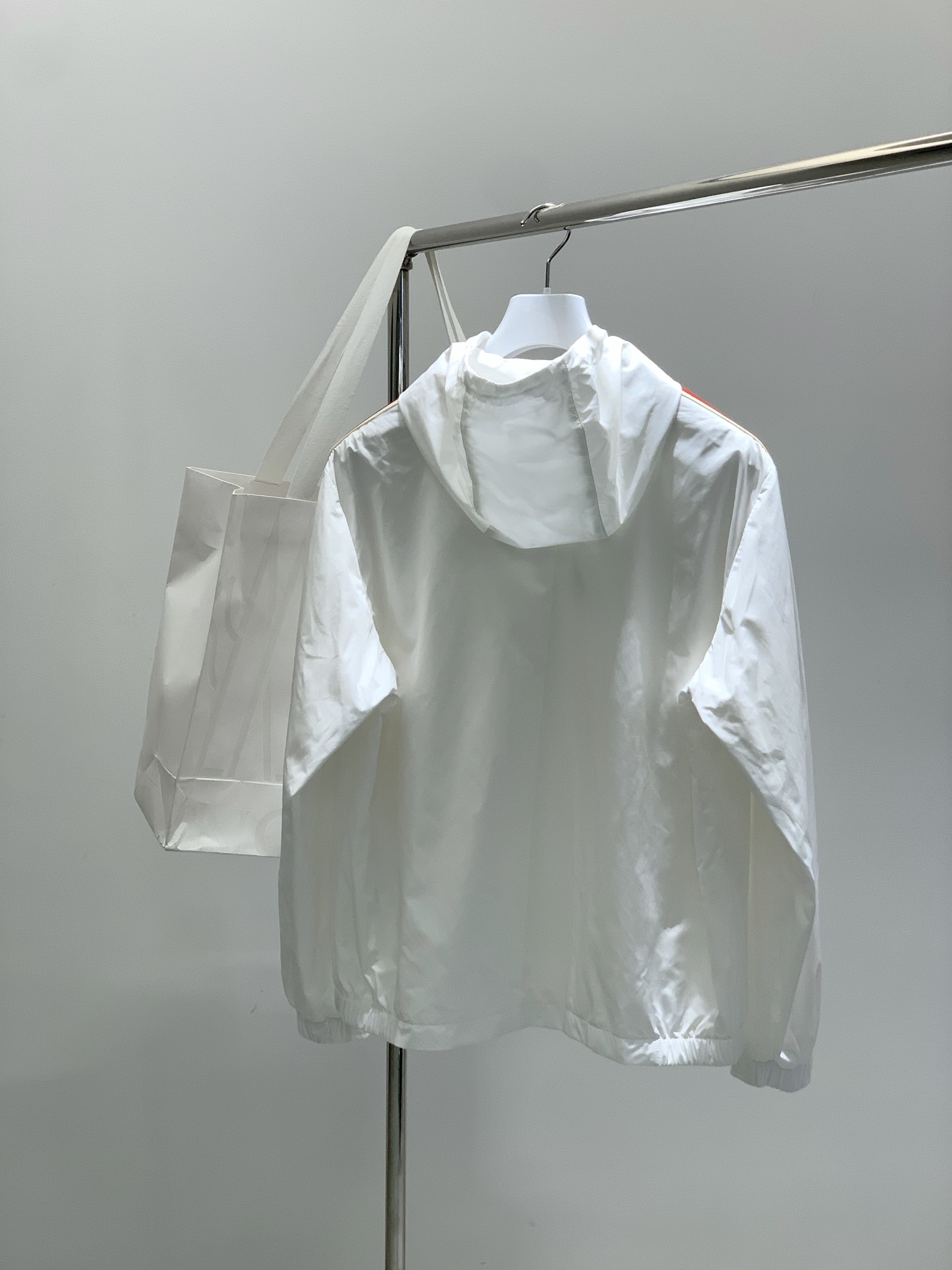 ，Moncler 蒙口，2025秋季最新品，专柜同步有售，原单狠货，时尚休闲连帽外套，上身舒适！吸睛而有