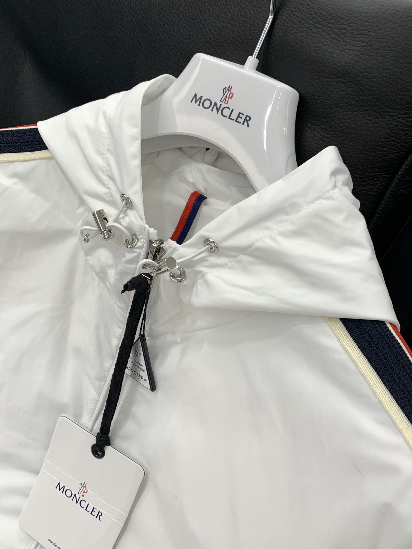 ，Moncler 蒙口，2025秋季最新品，专柜同步有售，原单狠货，时尚休闲连帽外套，上身舒适！吸睛而有