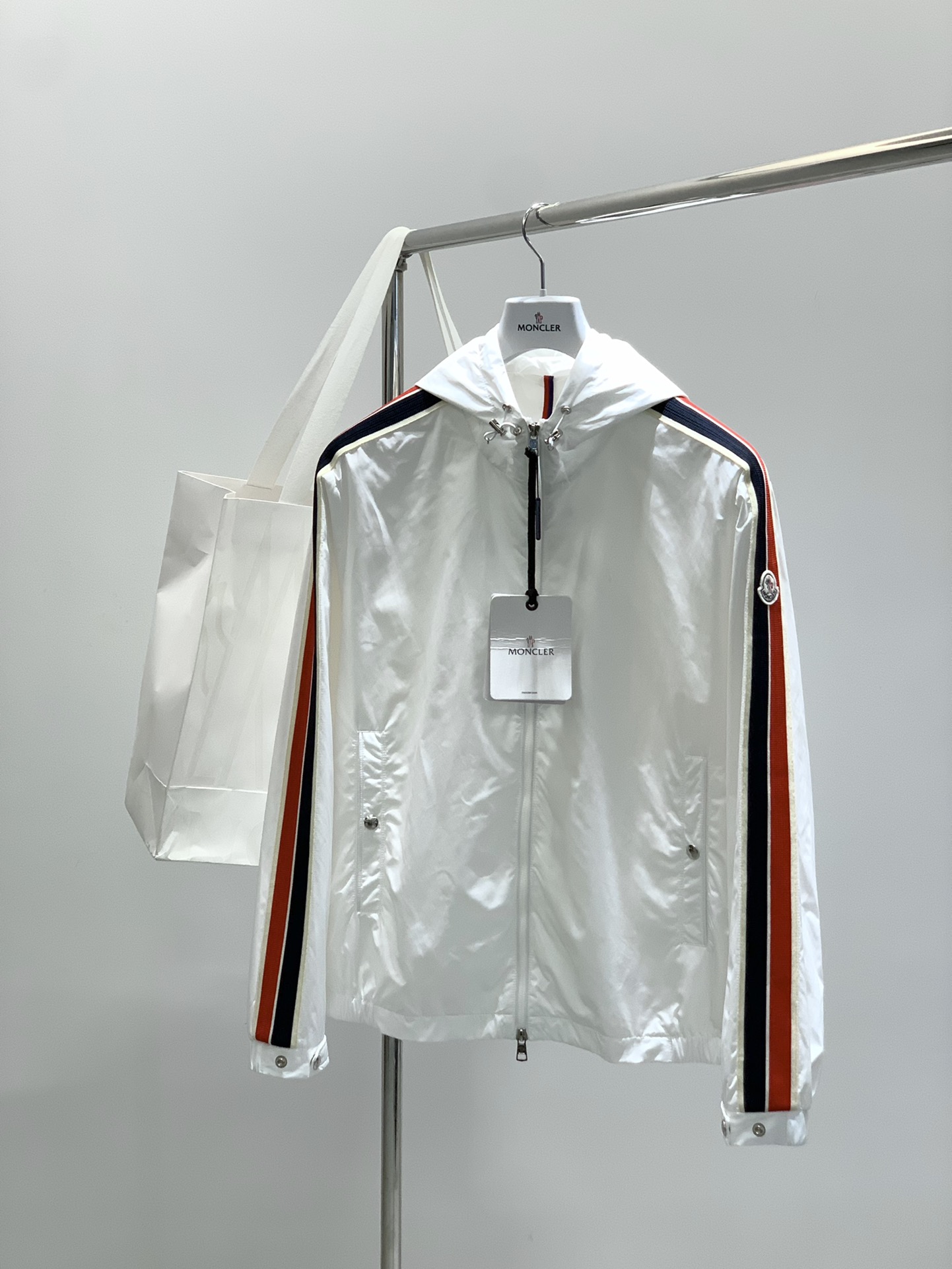 ，Moncler 蒙口，2025秋季最新品，专柜同步有售，原单狠货，时尚休闲连帽外套，上身舒适！吸睛而有