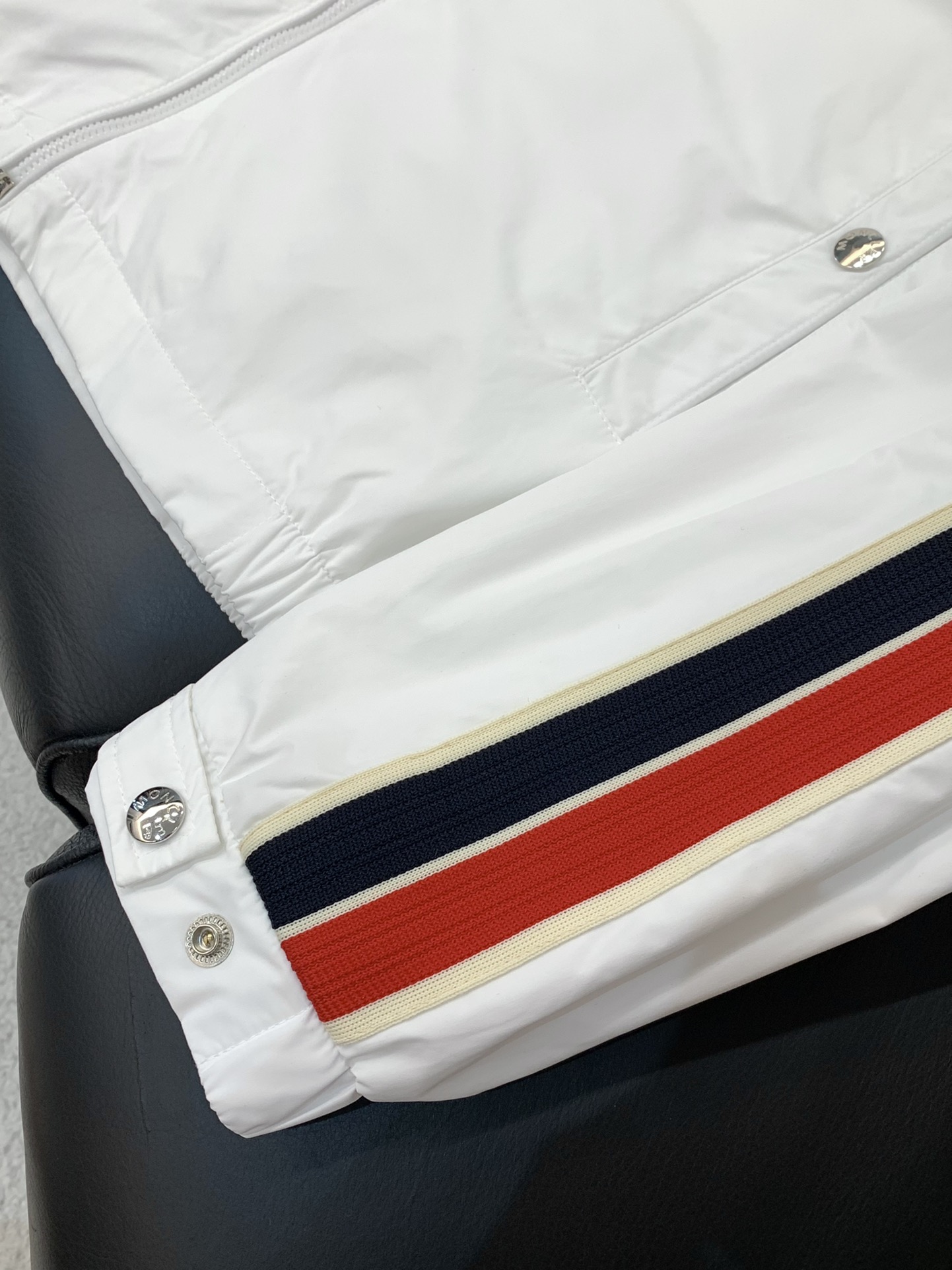 ，Moncler 蒙口，2025秋季最新品，专柜同步有售，原单狠货，时尚休闲连帽外套，上身舒适！吸睛而有