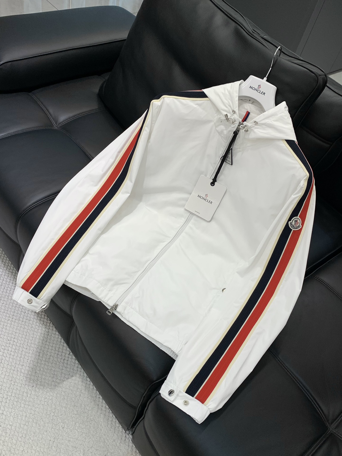 ，Moncler 蒙口，2025秋季最新品，专柜同步有售，原单狠货，时尚休闲连帽外套，上身舒适！吸睛而有