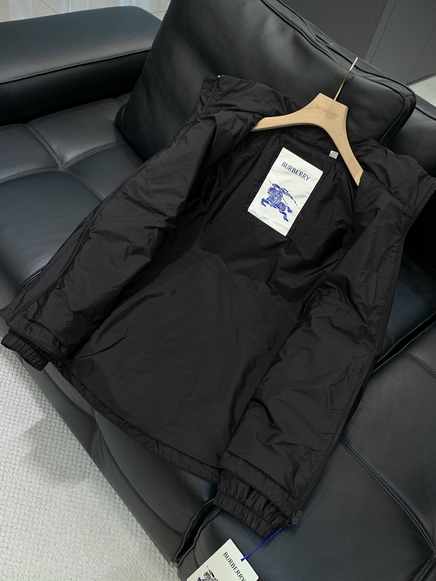 ，Burberry 巴宝莉，2025秋季最新品，专柜同步有售，原单狠货，时尚休闲连帽外套，进口原版面料，