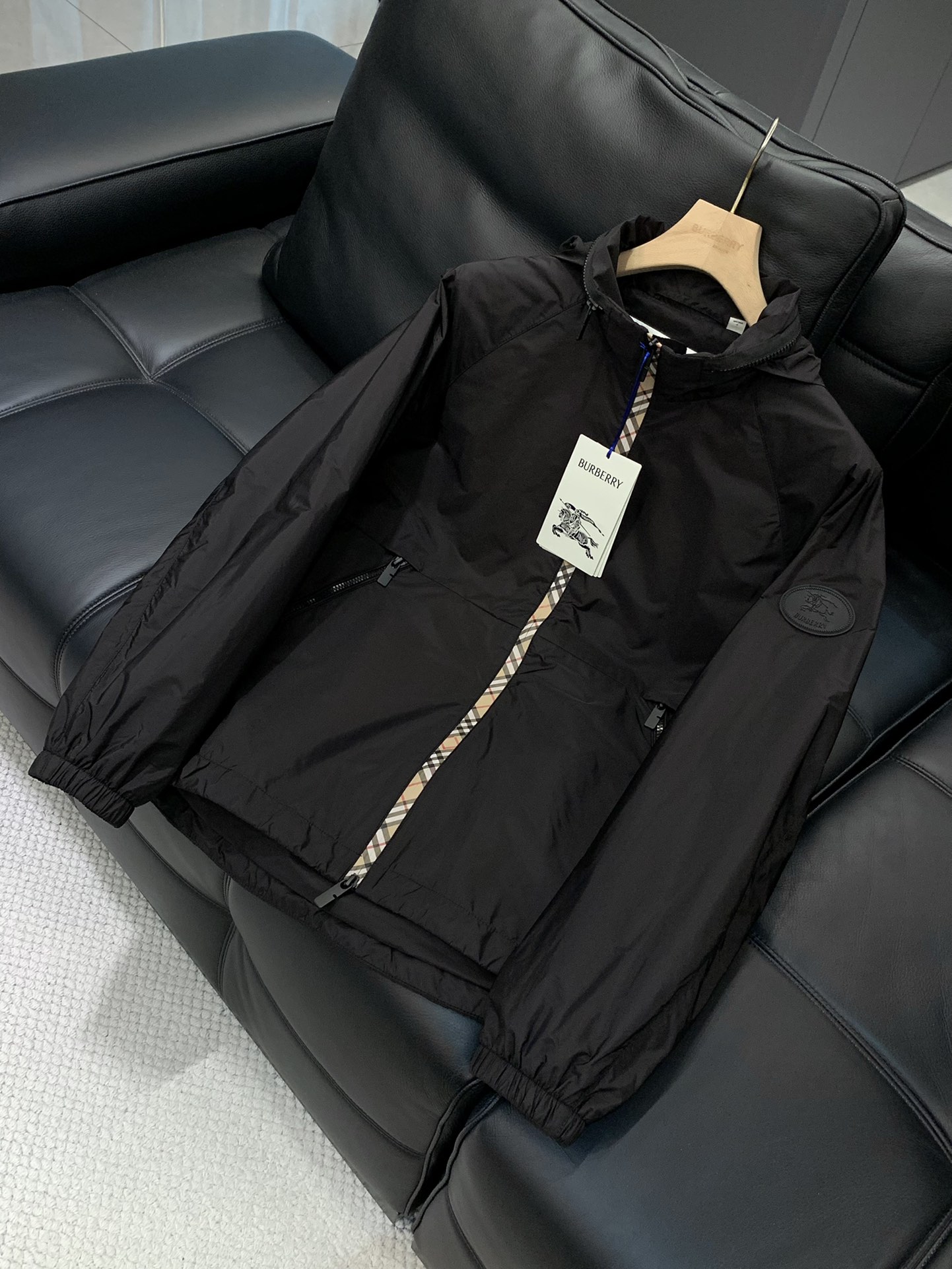 ，Burberry 巴宝莉，2025秋季最新品，专柜同步有售，原单狠货，时尚休闲连帽外套，进口原版面料，