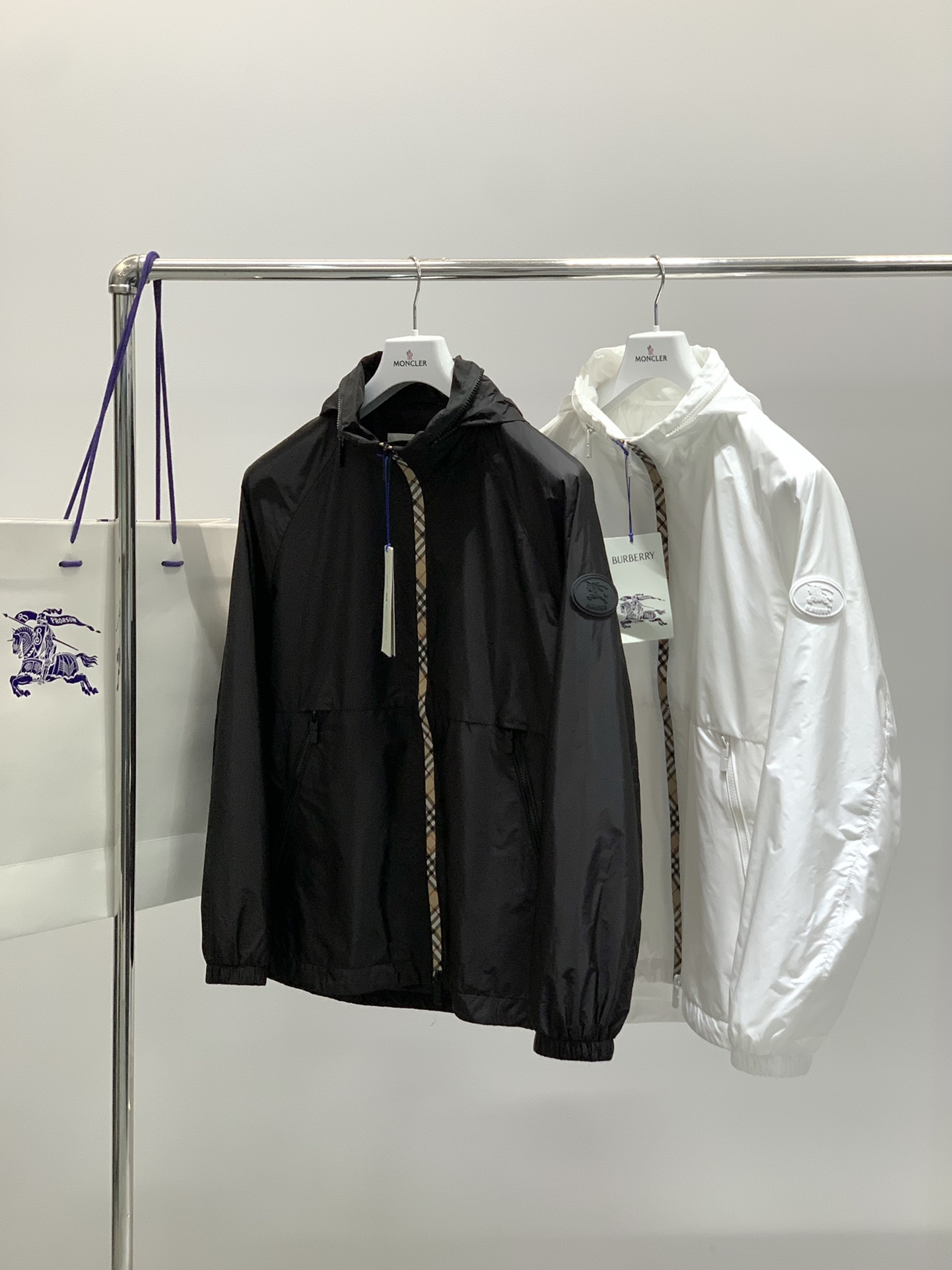 ，Burberry 巴宝莉，2025秋季最新品，专柜同步有售，原单狠货，时尚休闲连帽外套，进口原版面料，