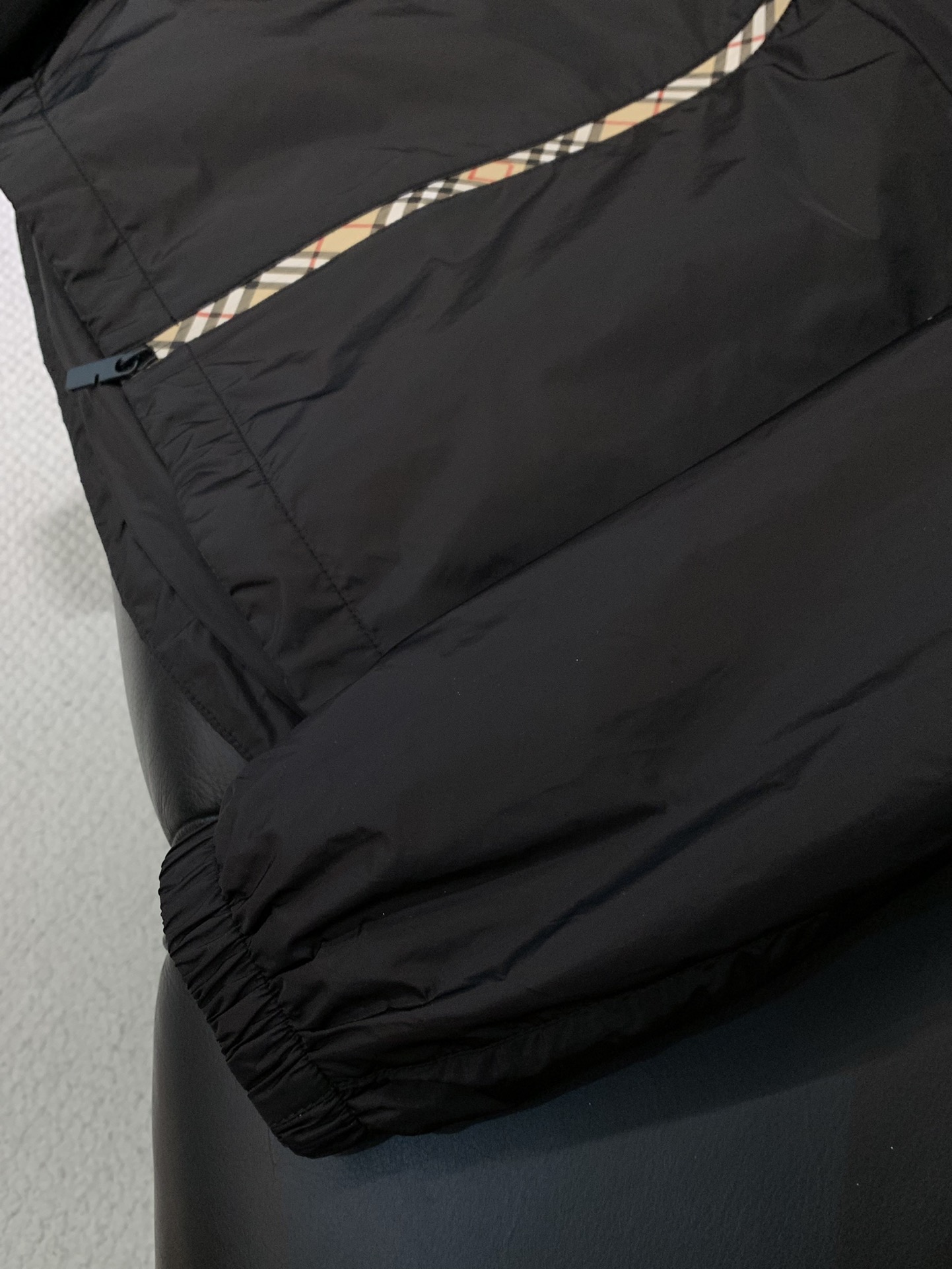 ，Burberry 巴宝莉，2025秋季最新品，专柜同步有售，原单狠货，时尚休闲连帽外套，进口原版面料，