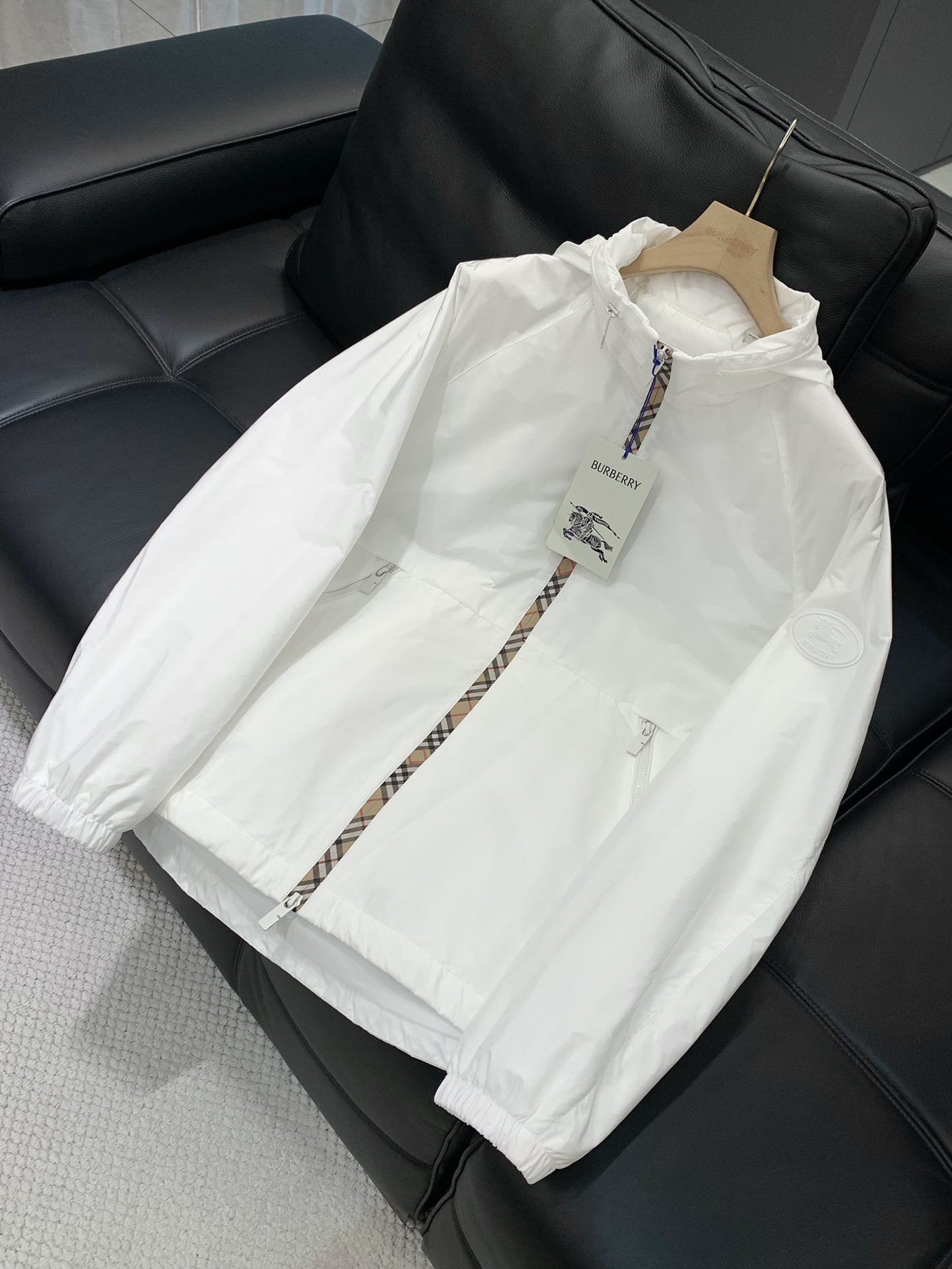 ，Burberry 巴宝莉，2025秋季最新品，专柜同步有售，原单狠货，时尚休闲连帽外套，进口原版面料，