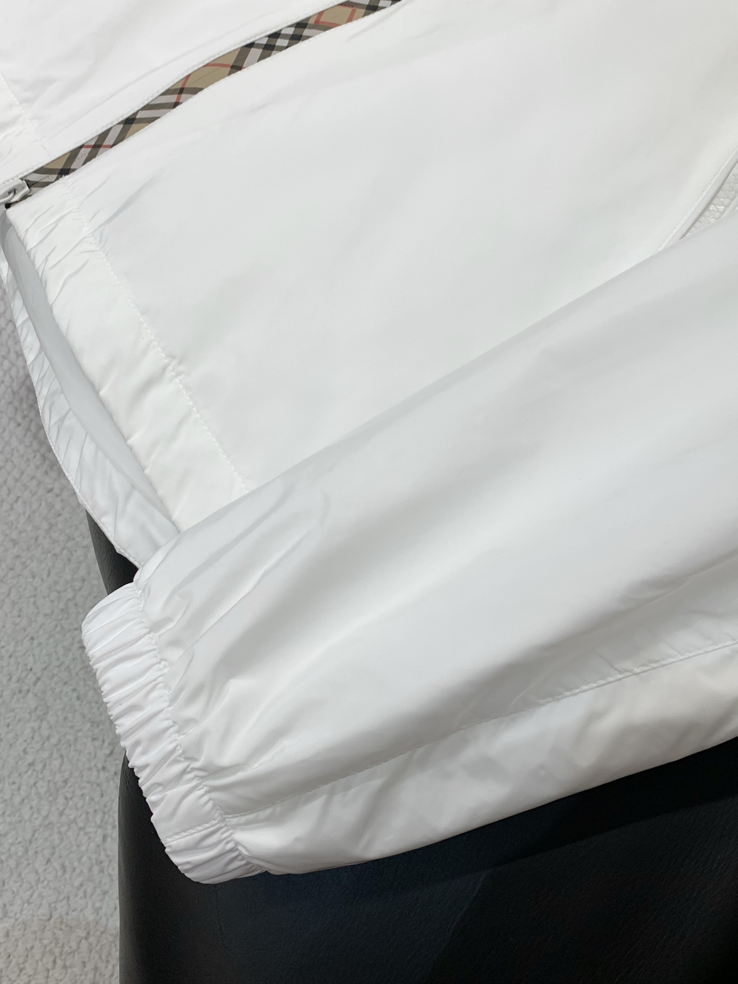 ，Burberry 巴宝莉，2025秋季最新品，专柜同步有售，原单狠货，时尚休闲连帽外套，进口原版面料，